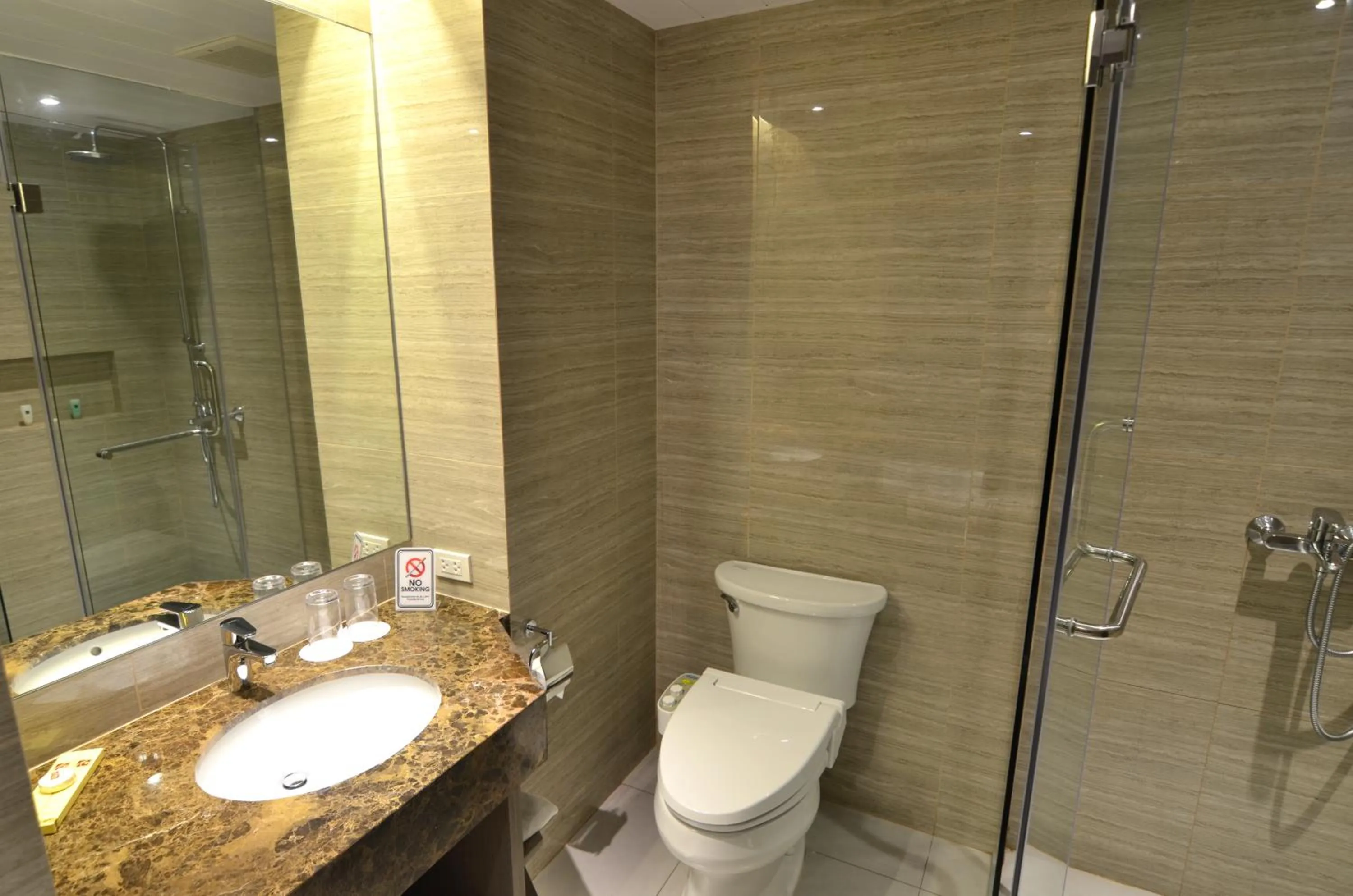 Toilet in Pearl Garden Hotel