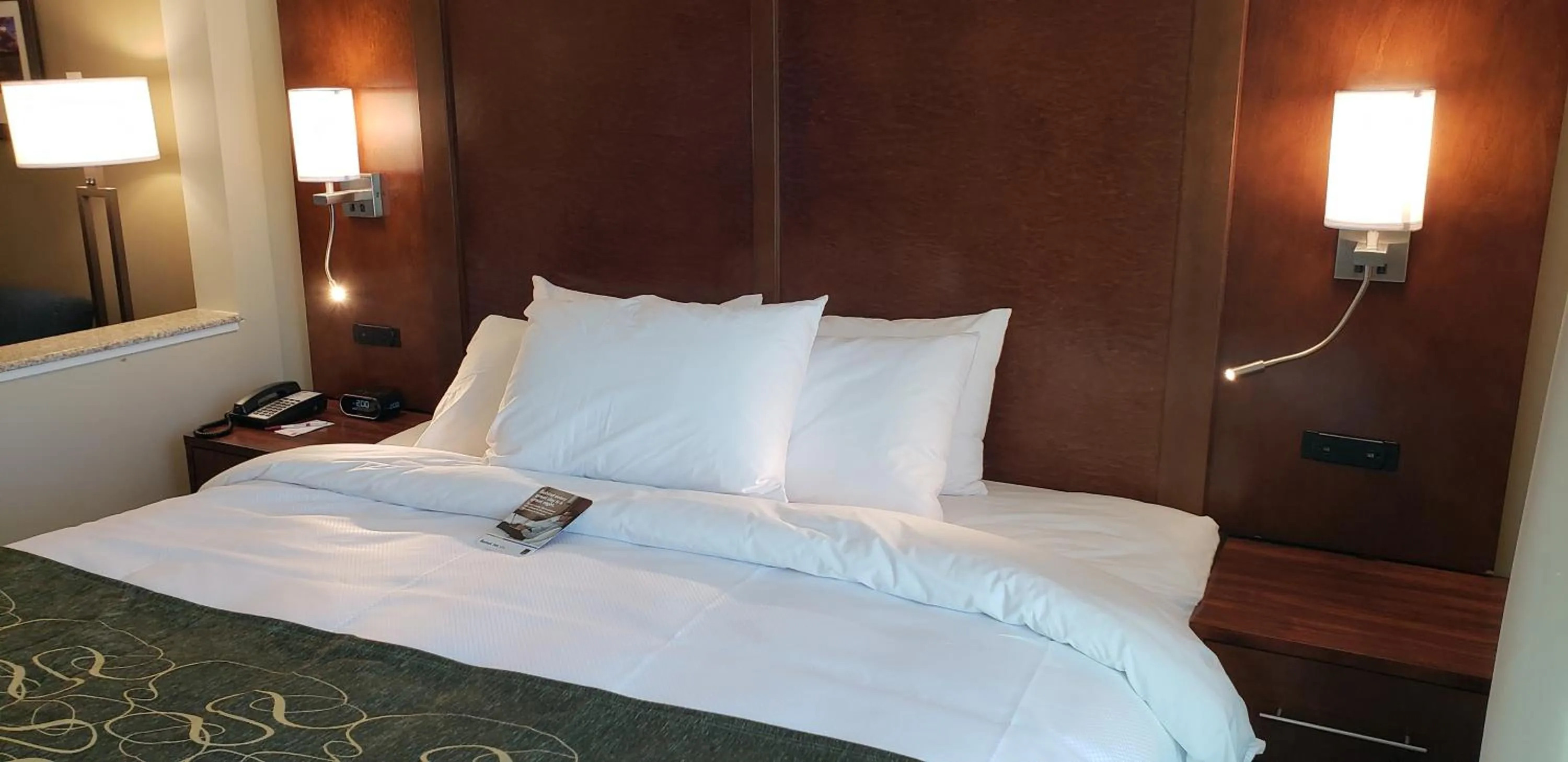 Decorative detail, Bed in Comfort Suites Denver near Anschutz Medical Campus