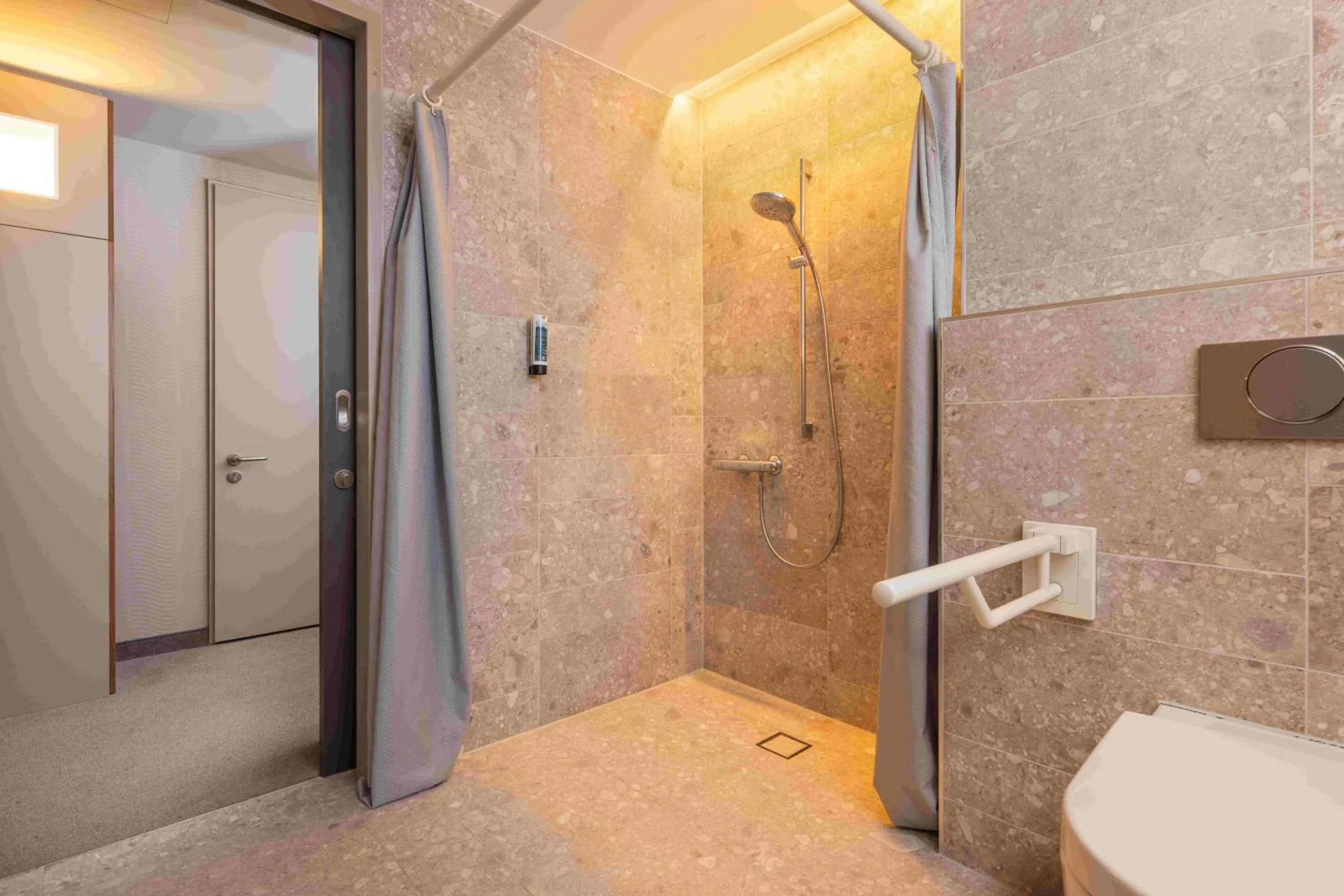 Shower in Hey Lou Hotel Monheim am Rhein