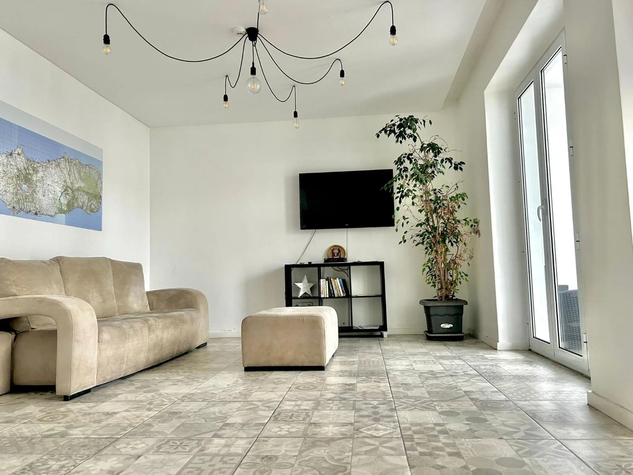 Communal lounge/ TV room in City's Hostel Ponta Delgada