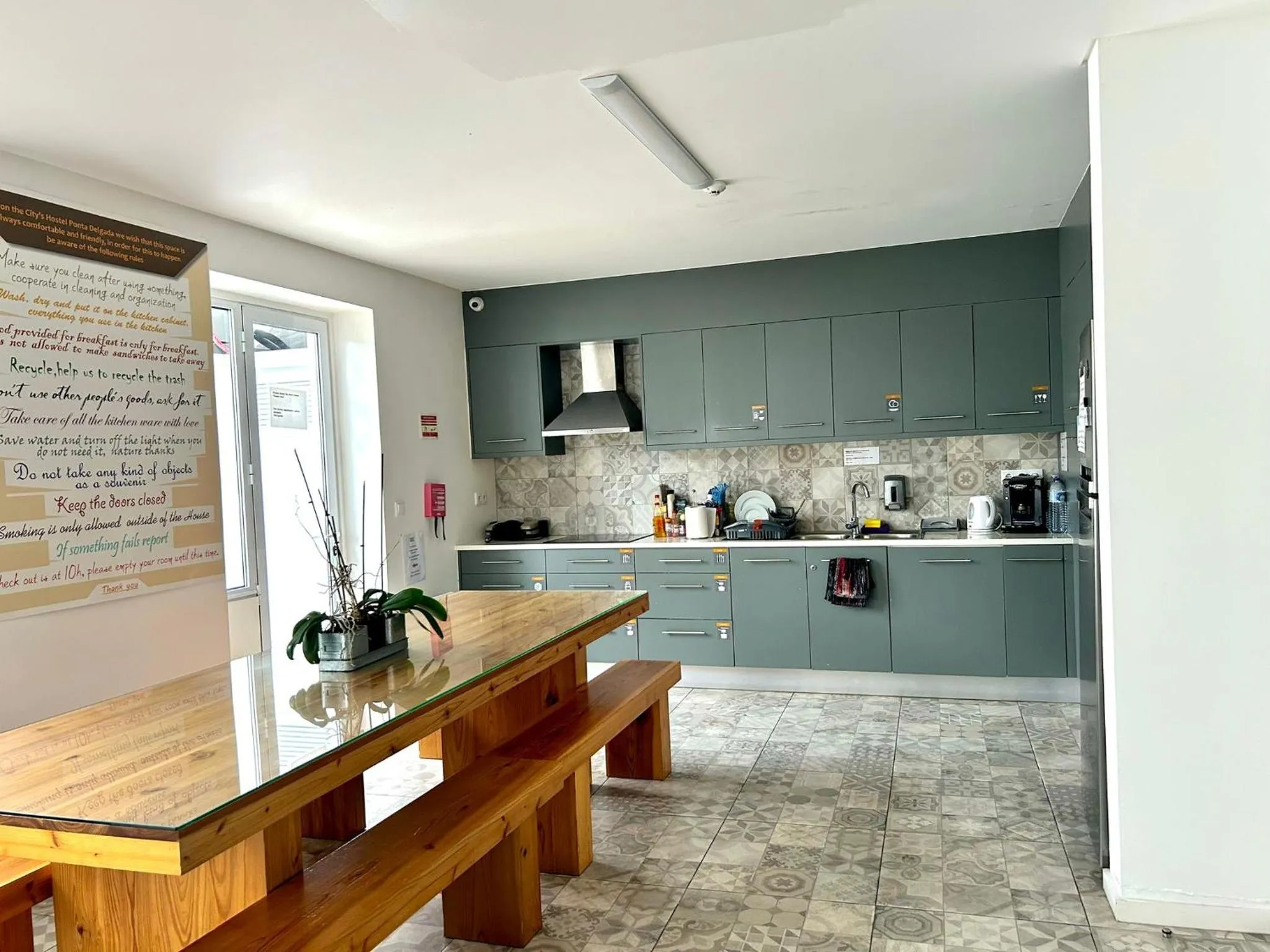 Communal kitchen in City's Hostel Ponta Delgada