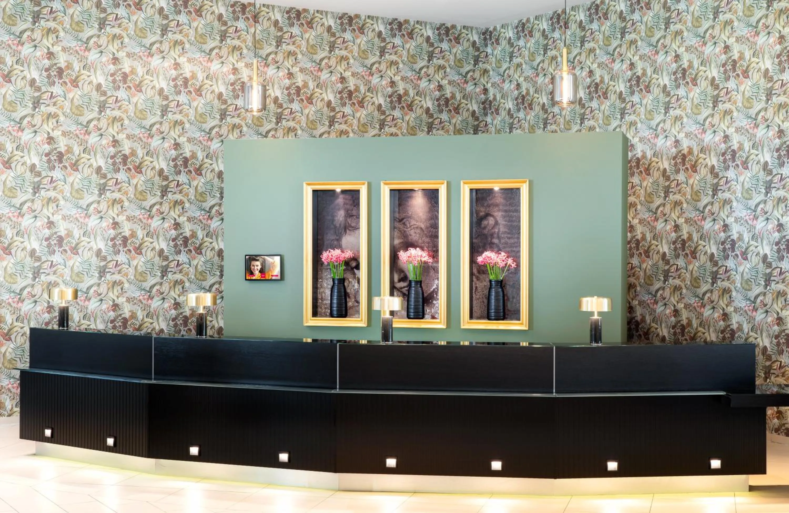 Lobby or reception in Leonardo Royal Hotel Munich