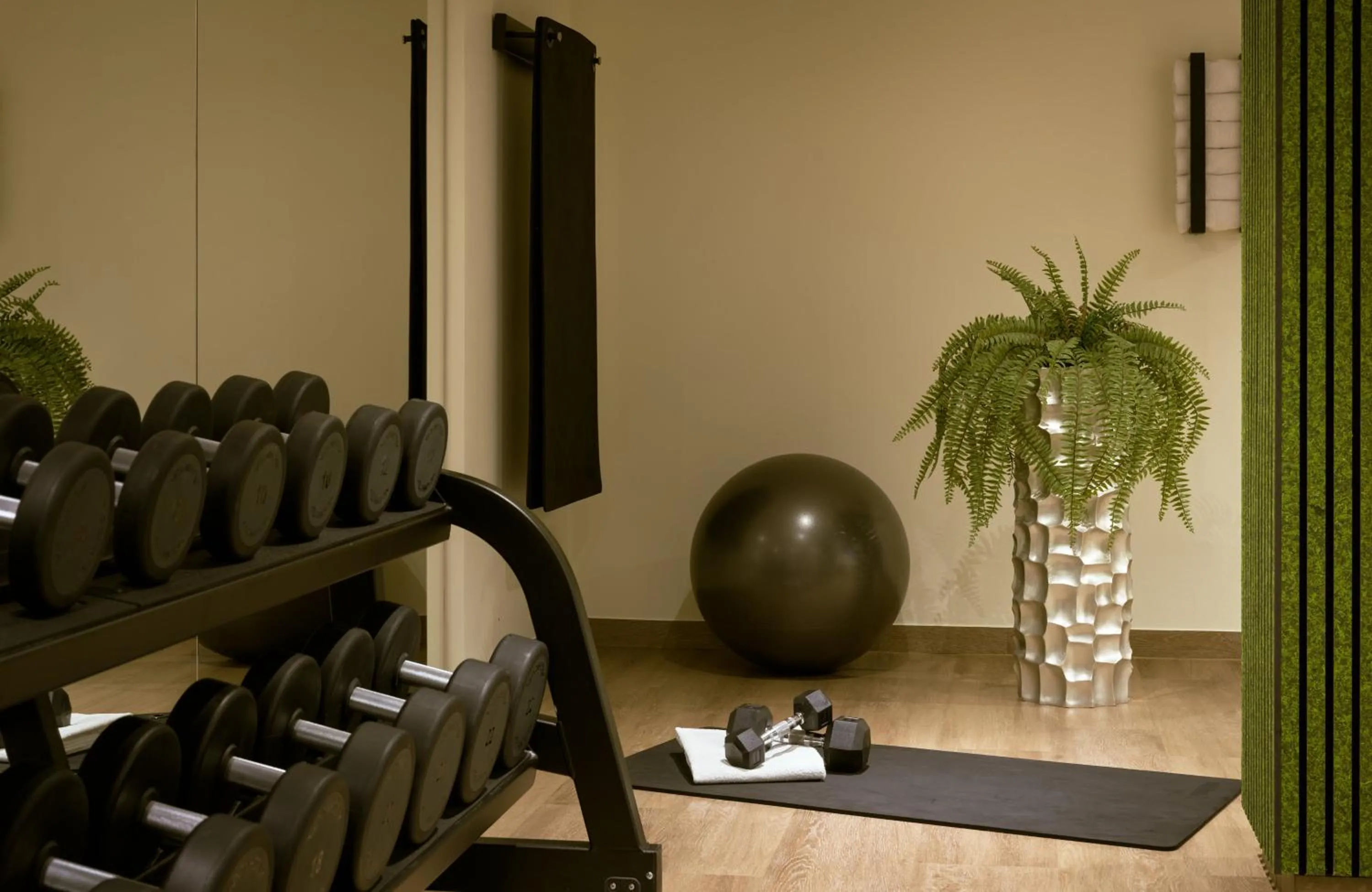 Fitness centre/facilities in Leonardo Royal Hotel Munich
