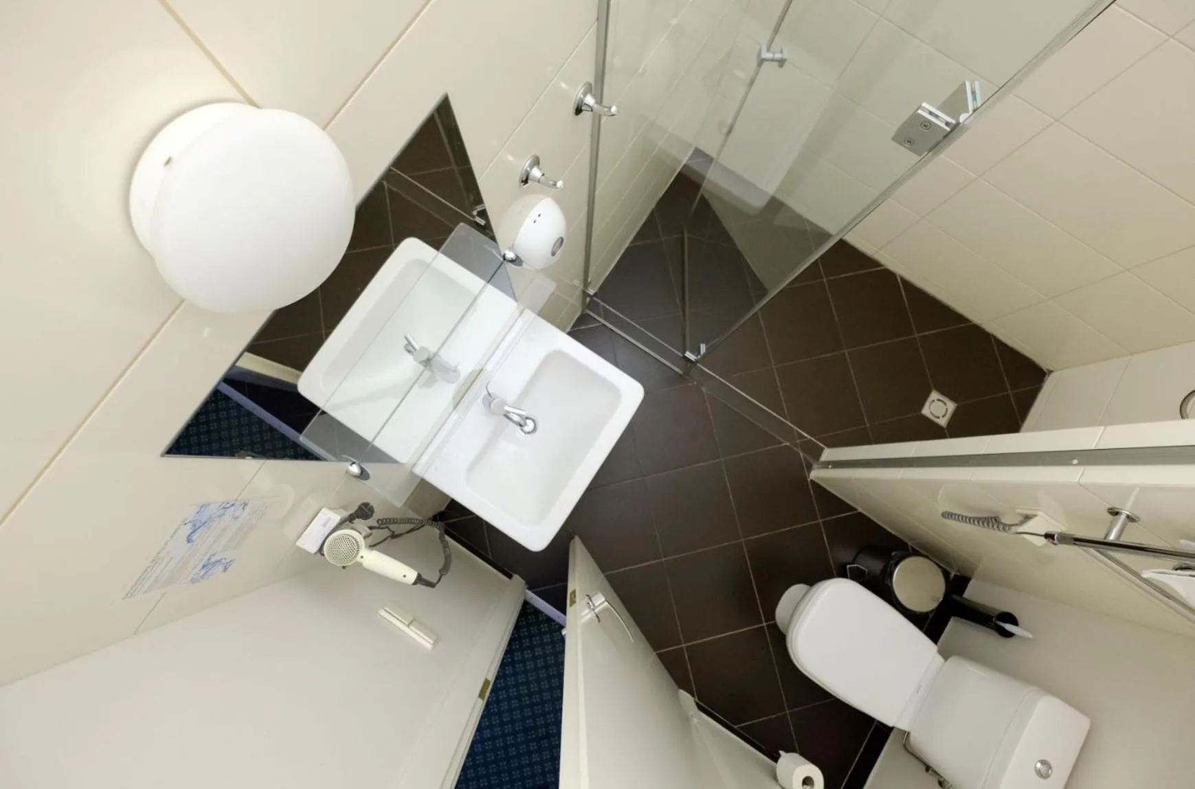 Shower in Hotel Metropolis