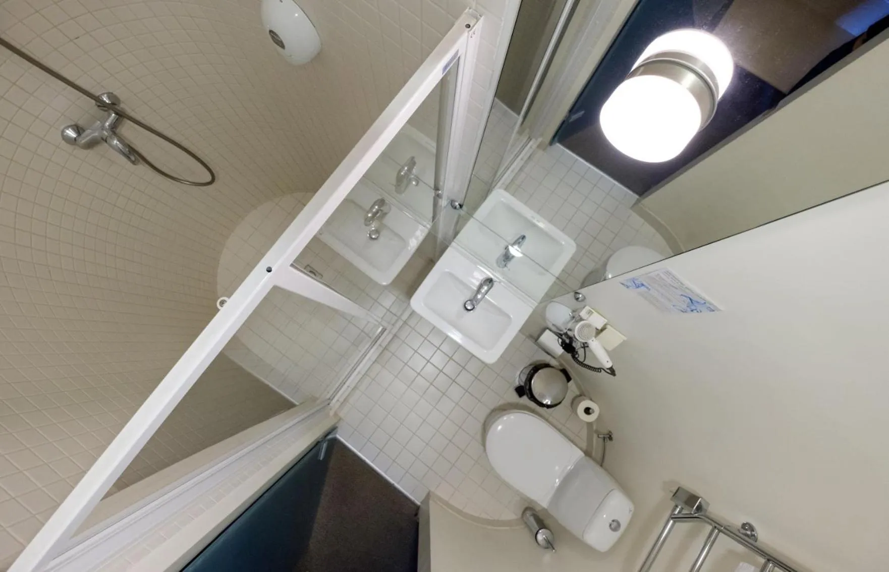 Shower in Hotel Metropolis