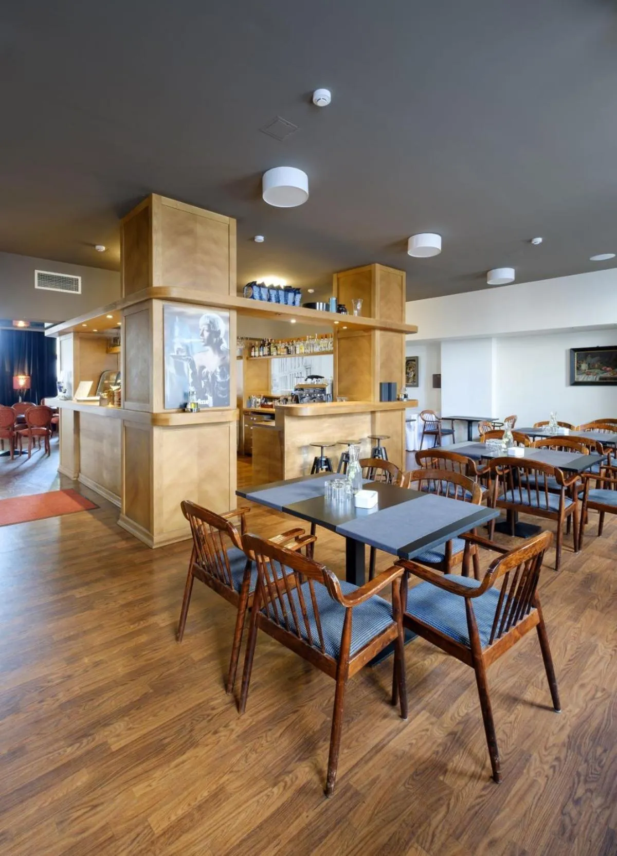 Restaurant/places to eat in Hotel Metropolis