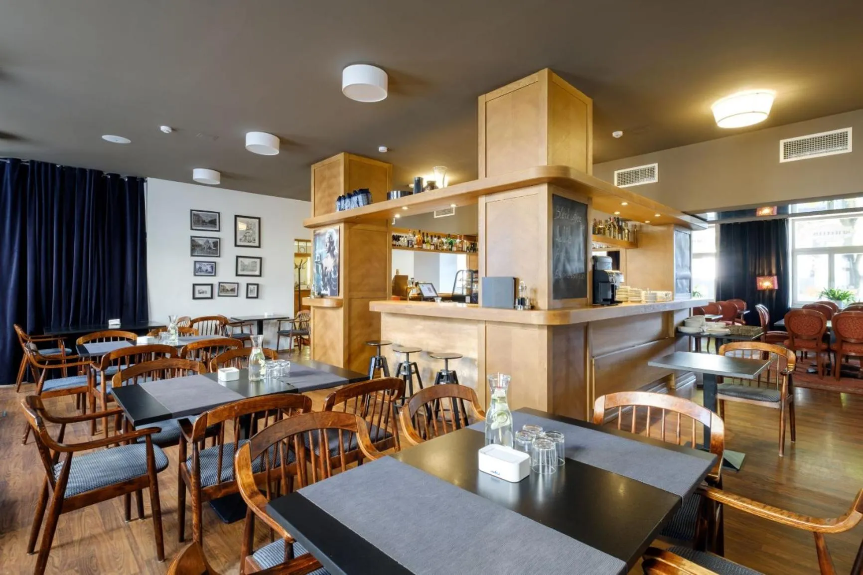 Restaurant/places to eat in Hotel Metropolis