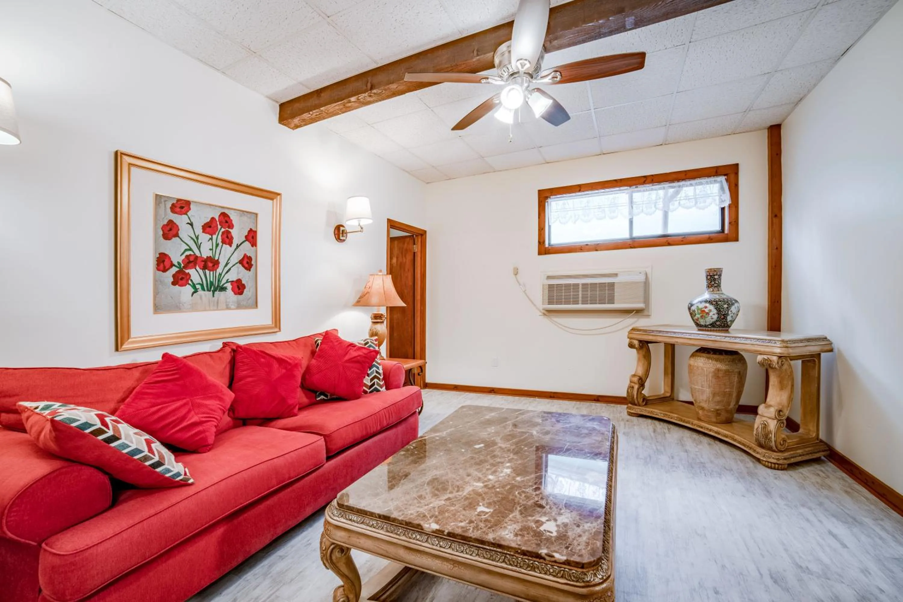 Living room in The Palmetto Inn