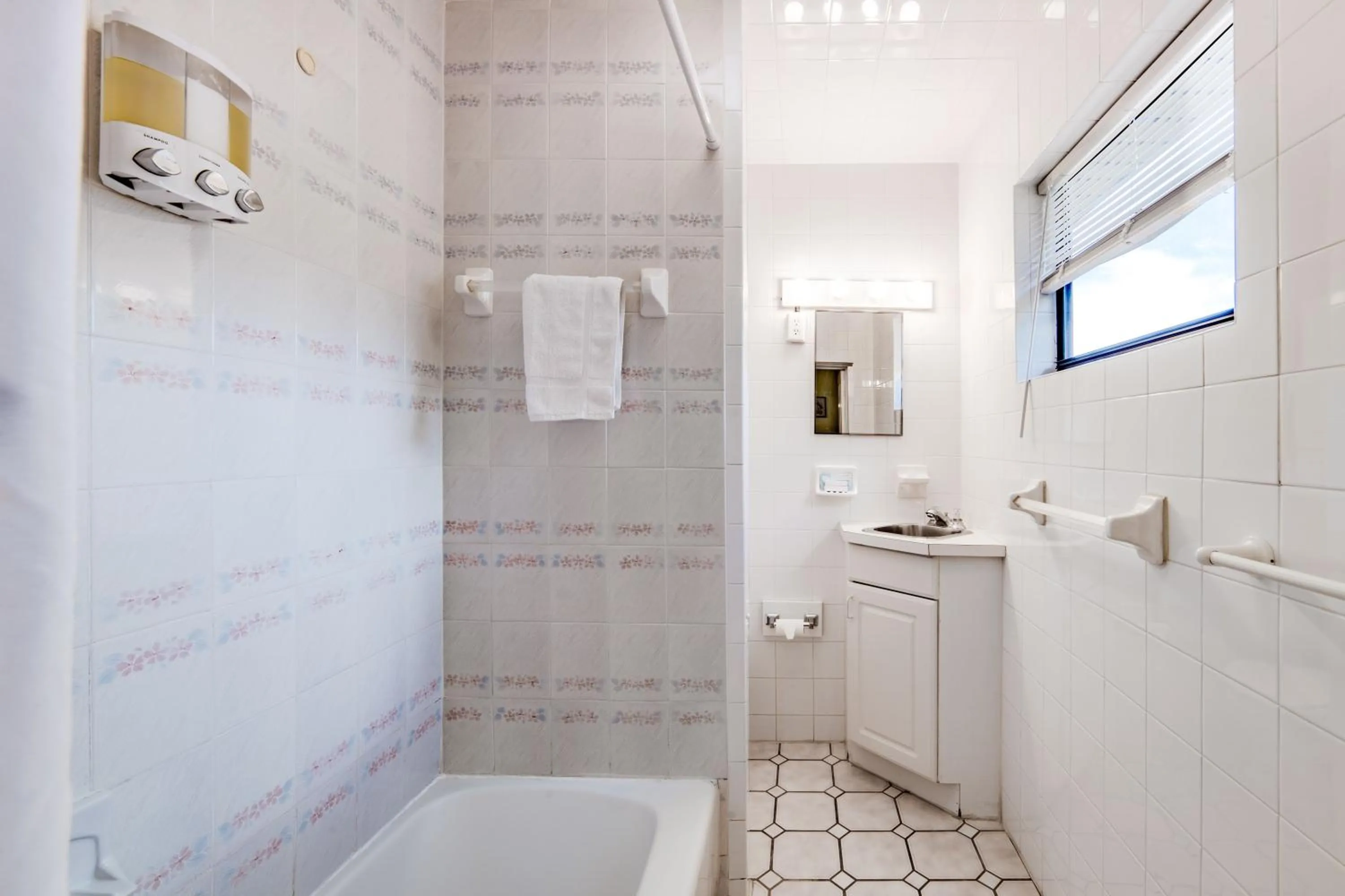 Bathroom in The Palmetto Inn