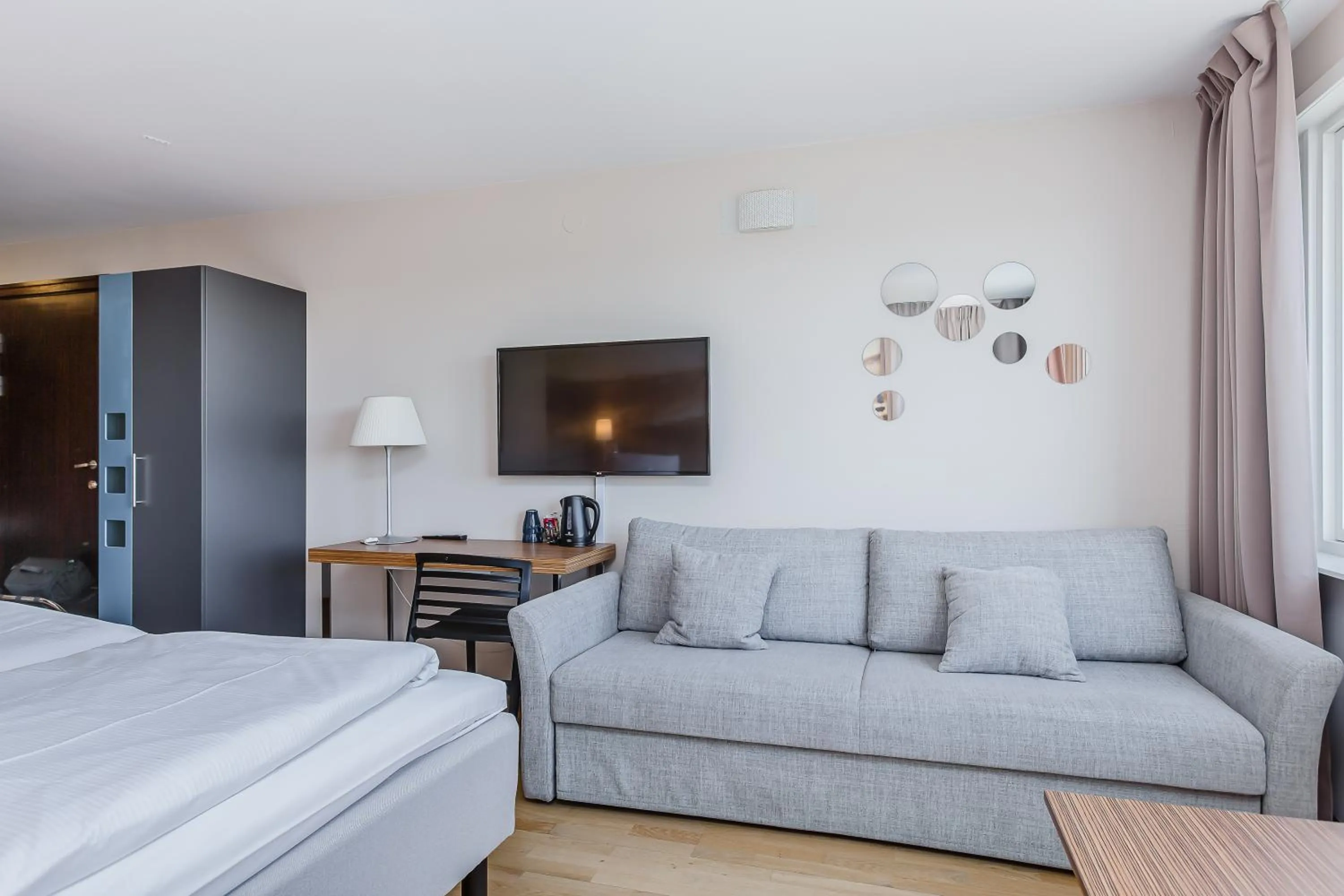 Seating area, Bed in Comfort Hotel Eskilstuna