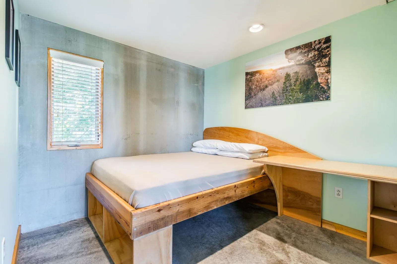 Bedroom in The Crash Pad: An Uncommon Hostel