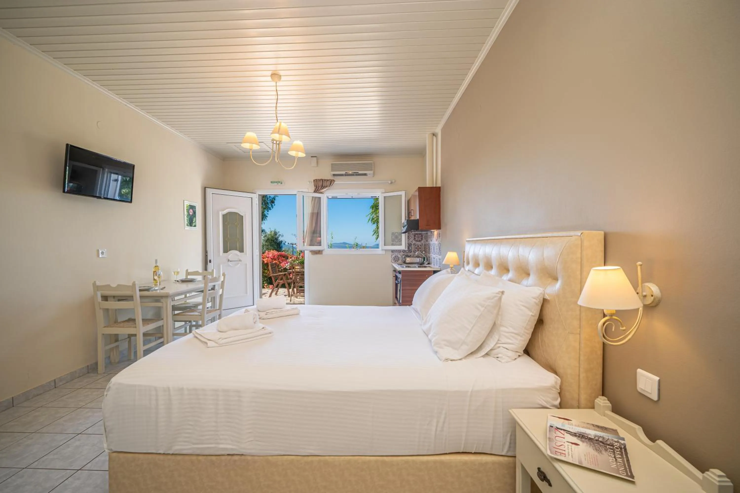 Photo of the whole room, Bed in Panoramic Sunset