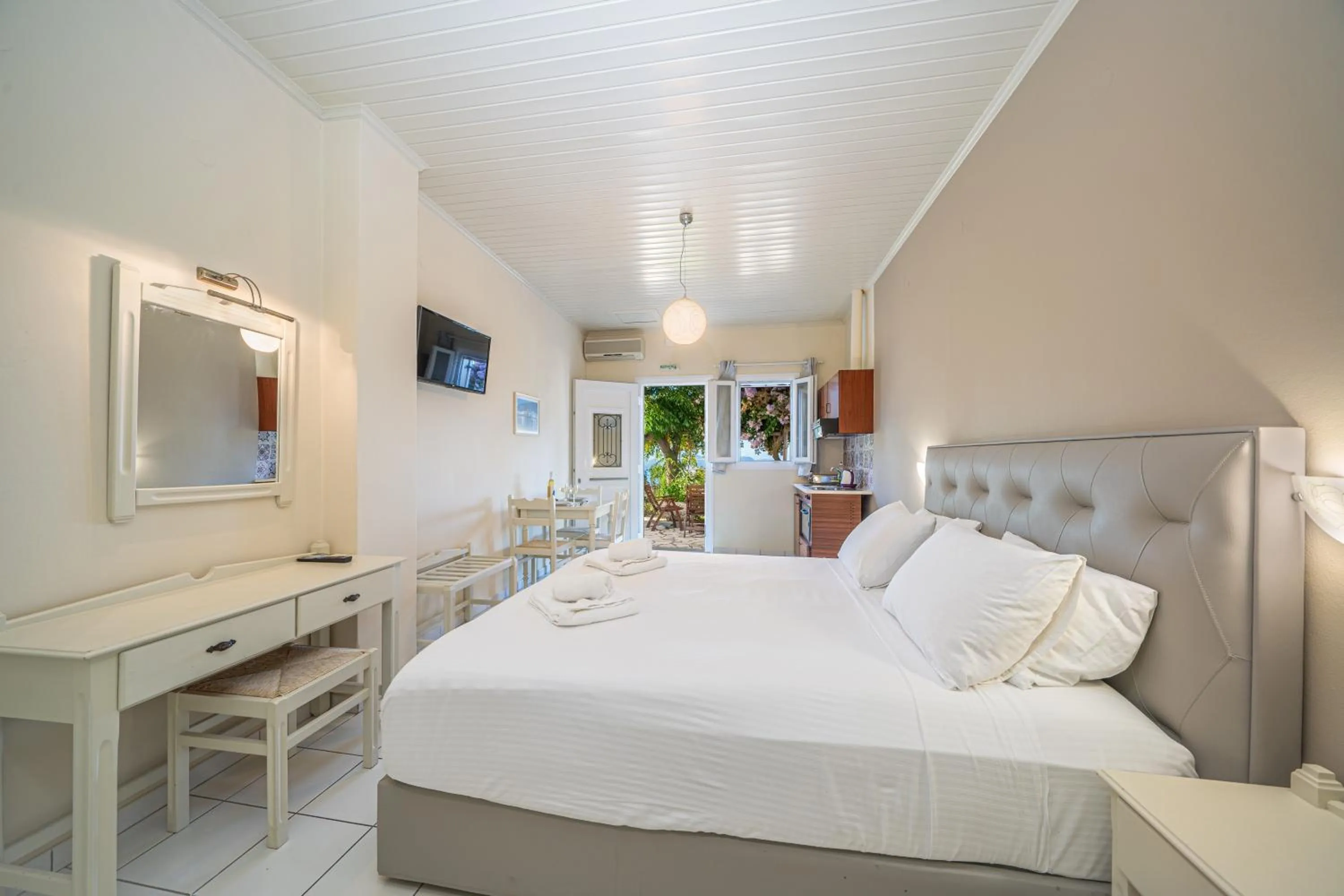 Photo of the whole room, Bed in Panoramic Sunset