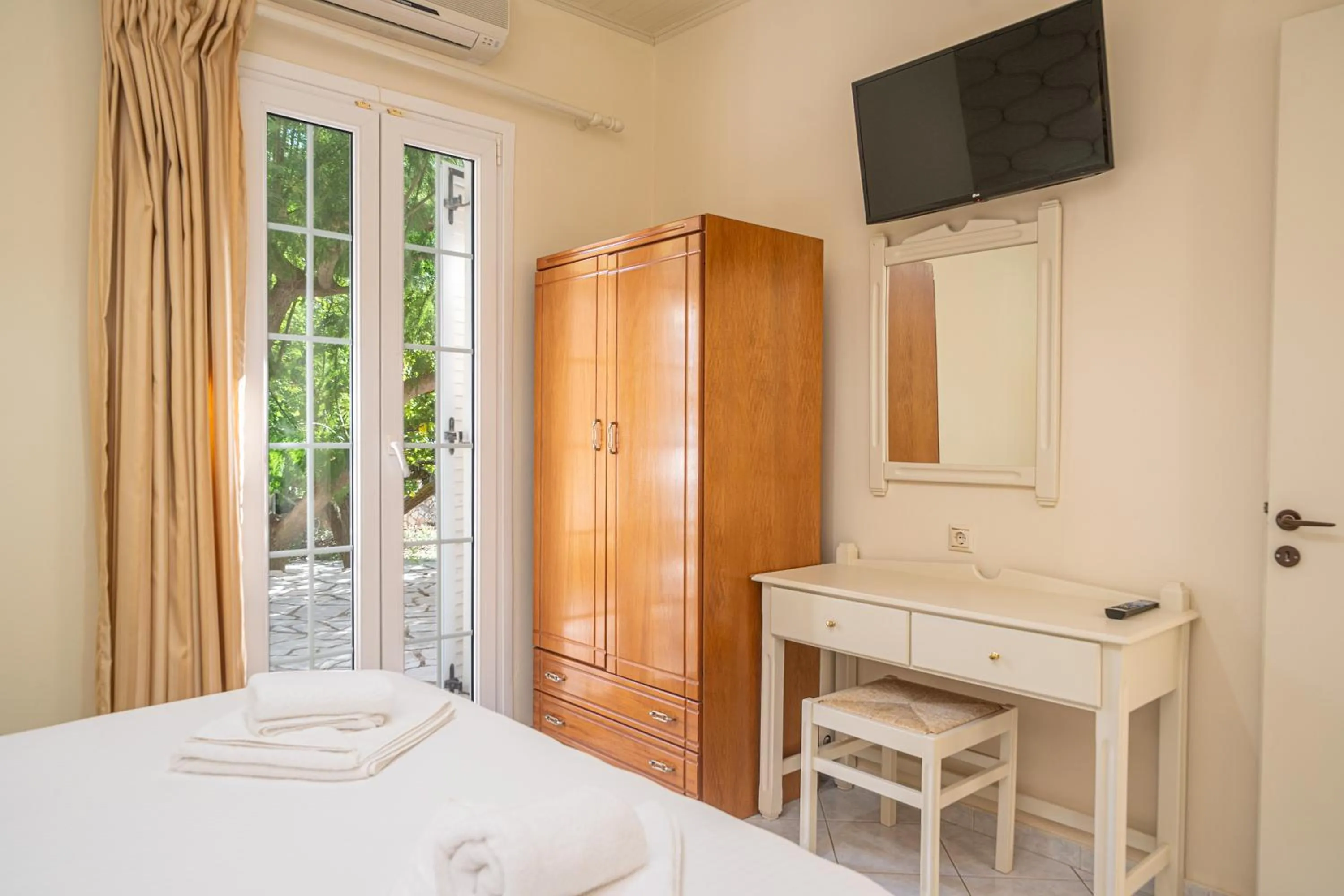 Bedroom, Bed in Panoramic Sunset