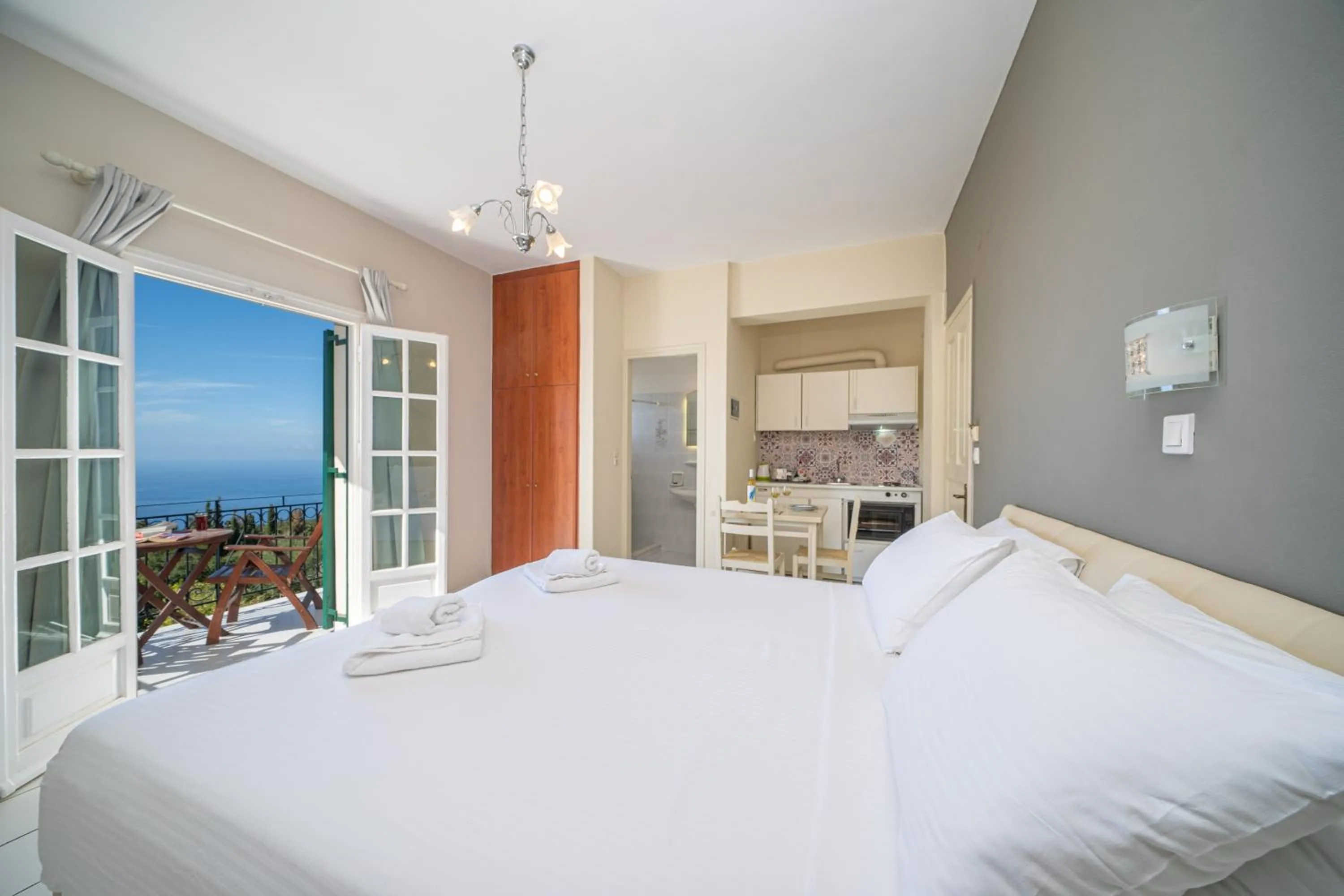 Photo of the whole room, Bed in Panoramic Sunset