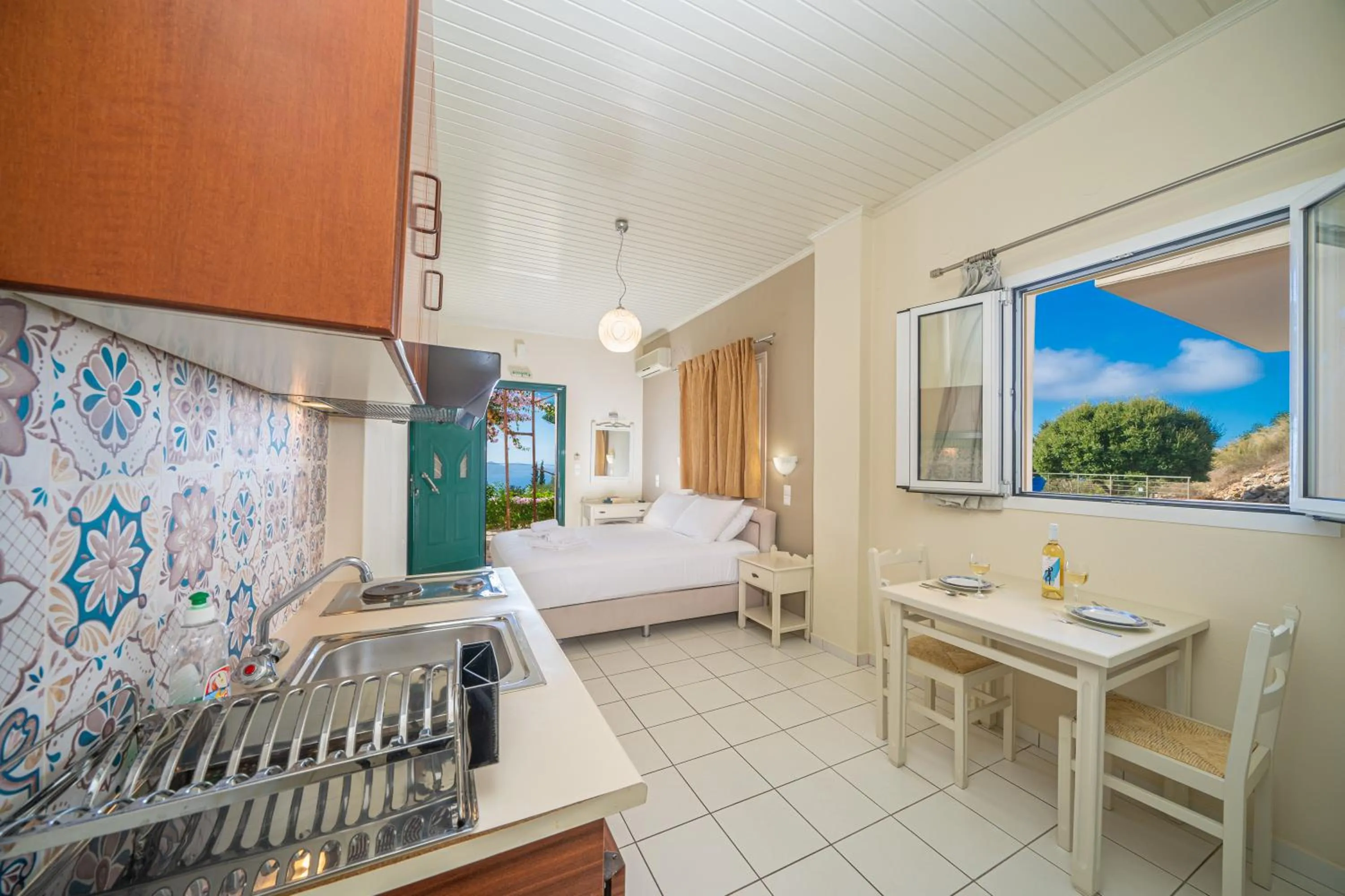 Photo of the whole room, Bed in Panoramic Sunset