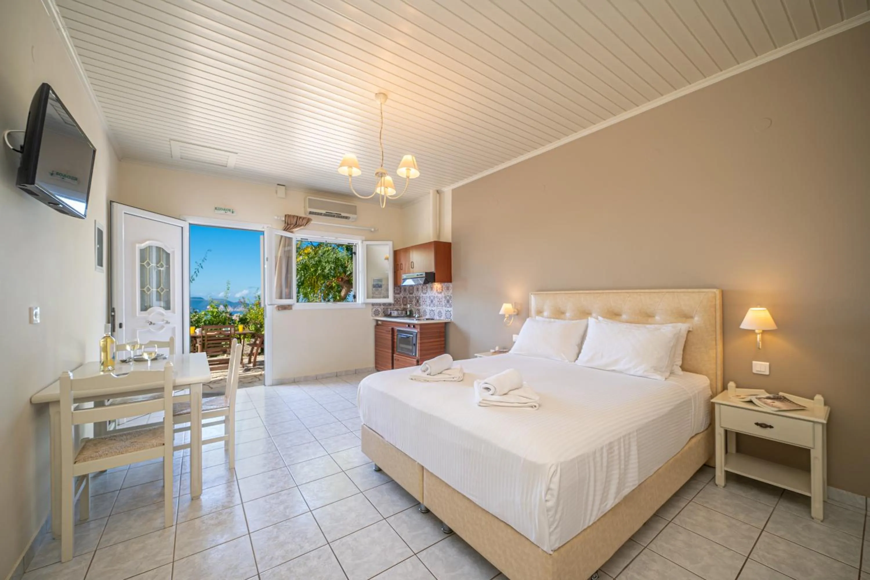 Photo of the whole room, Bed in Panoramic Sunset