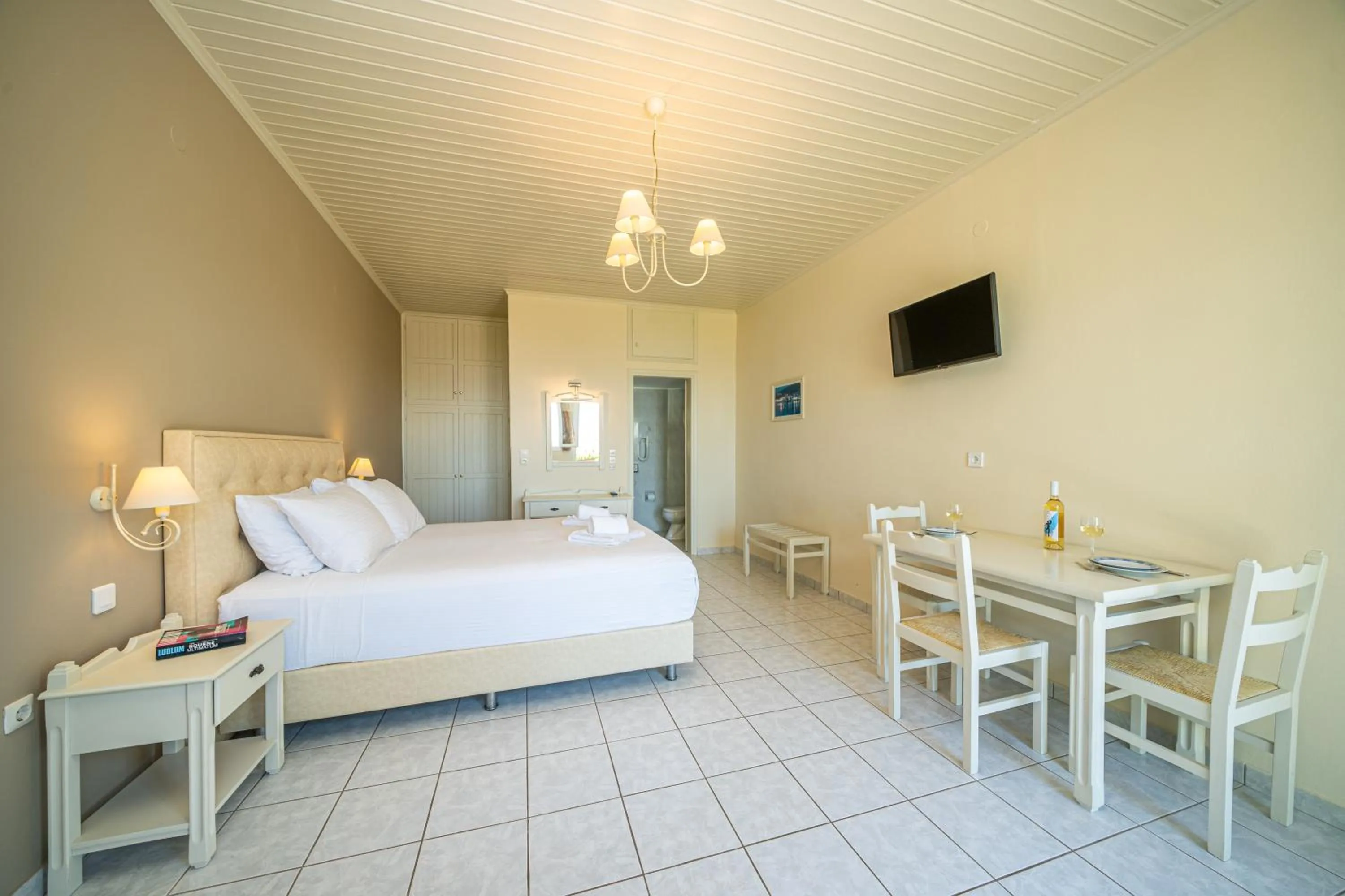 Photo of the whole room, Bed in Panoramic Sunset