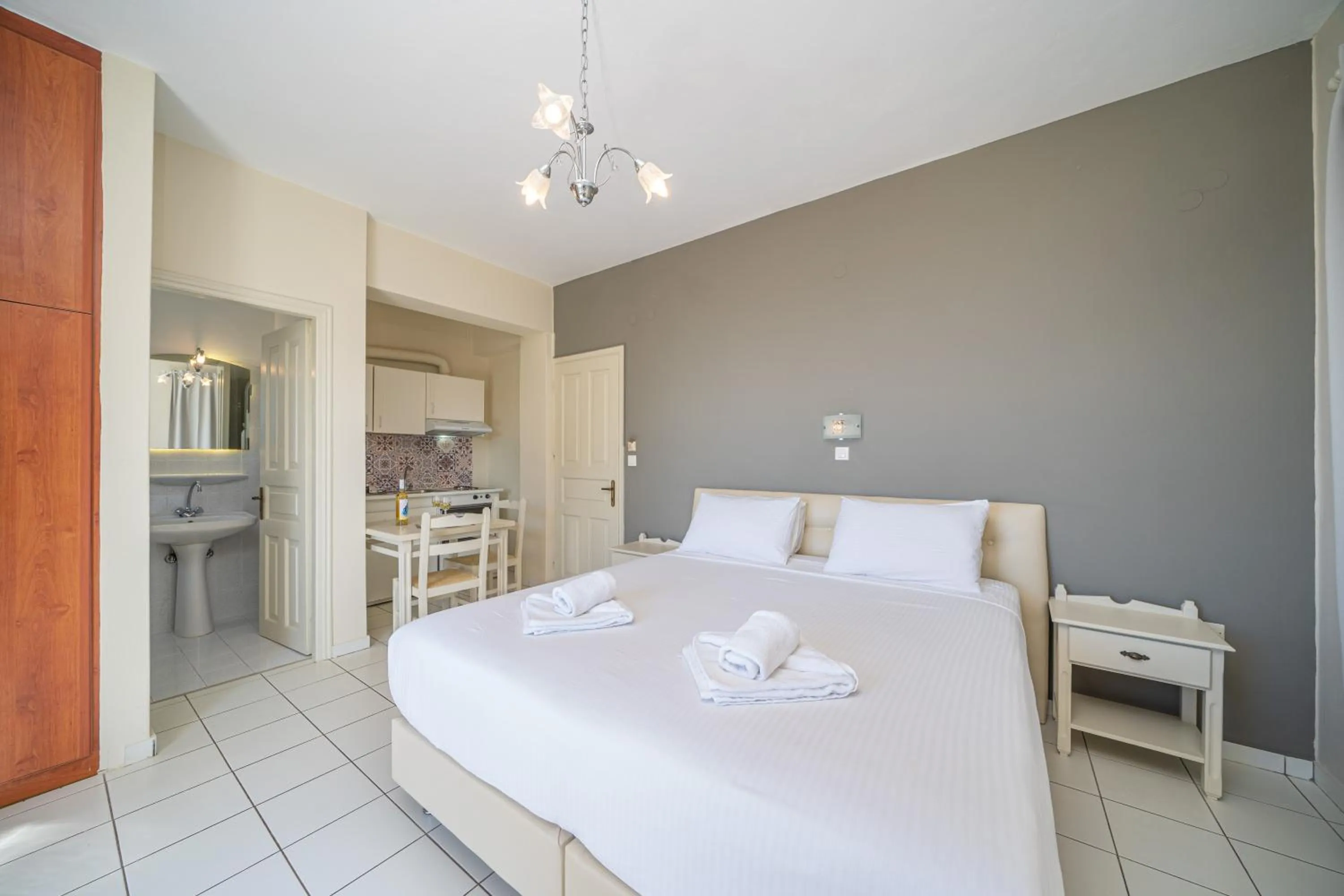 Photo of the whole room, Bed in Panoramic Sunset