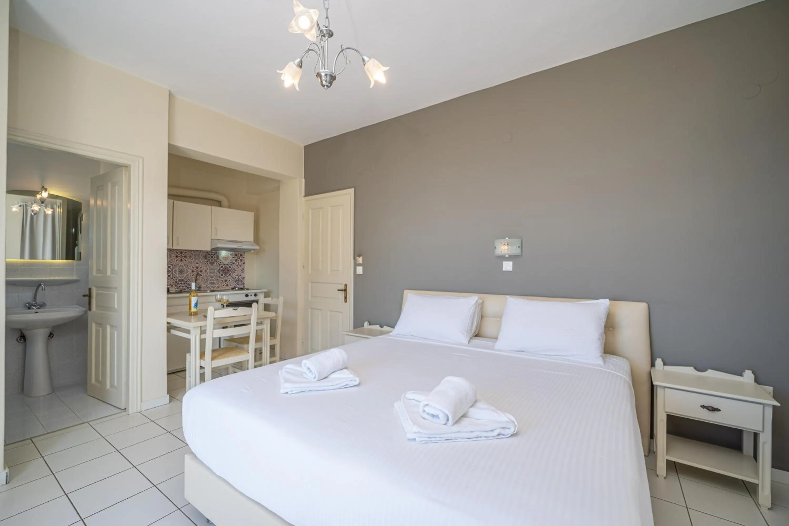 Photo of the whole room, Bed in Panoramic Sunset