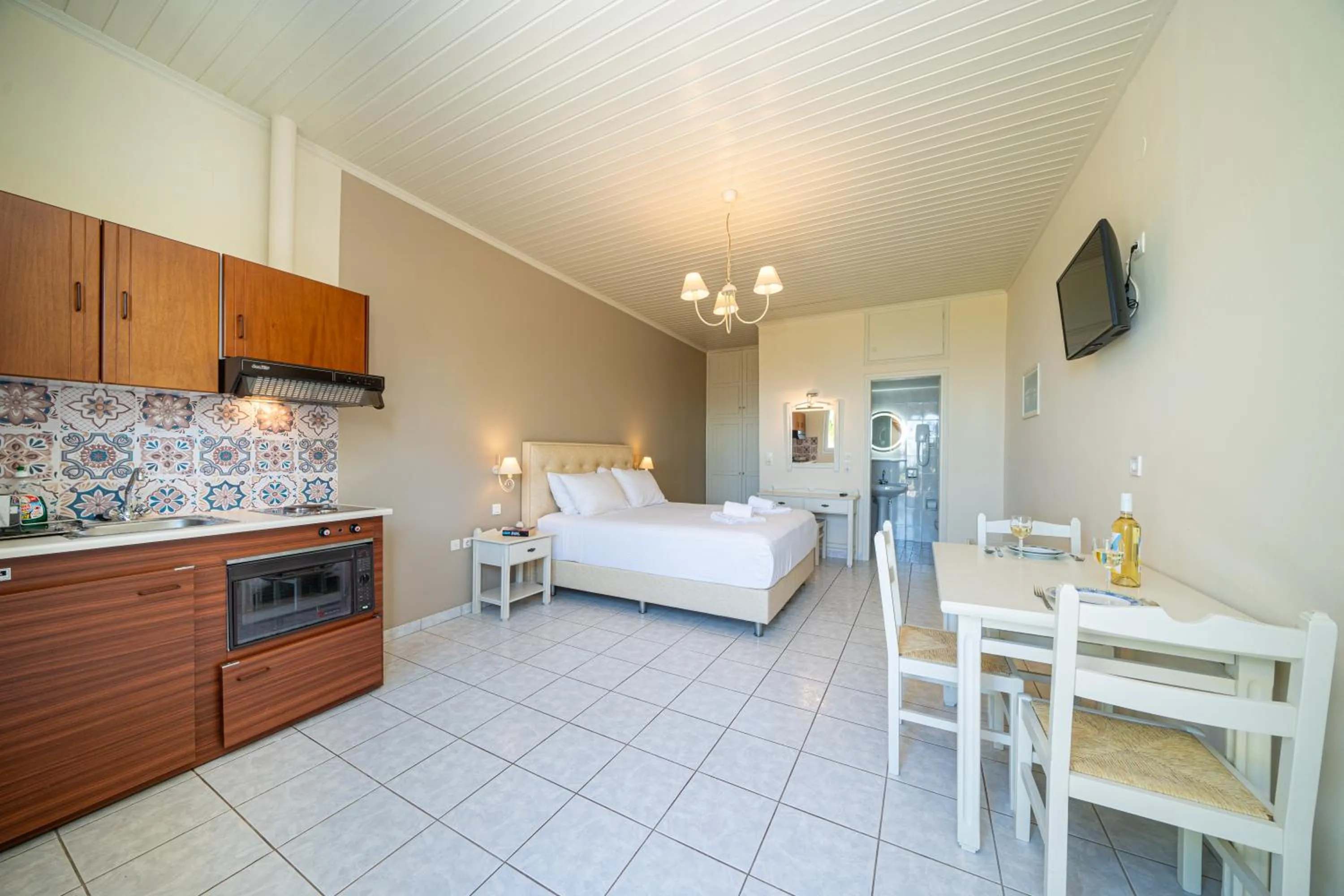 Photo of the whole room, Bed in Panoramic Sunset