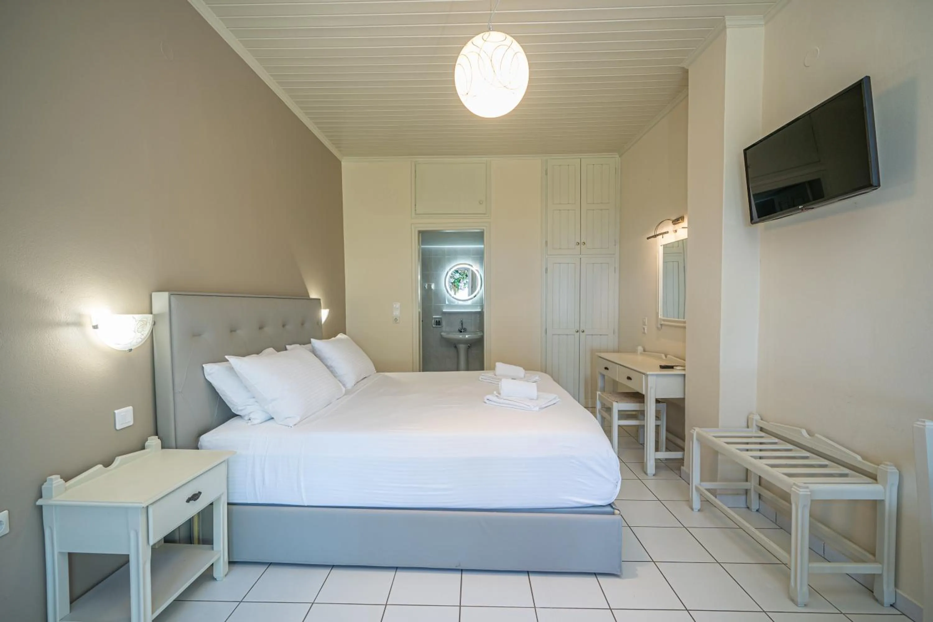 Photo of the whole room, Bed in Panoramic Sunset