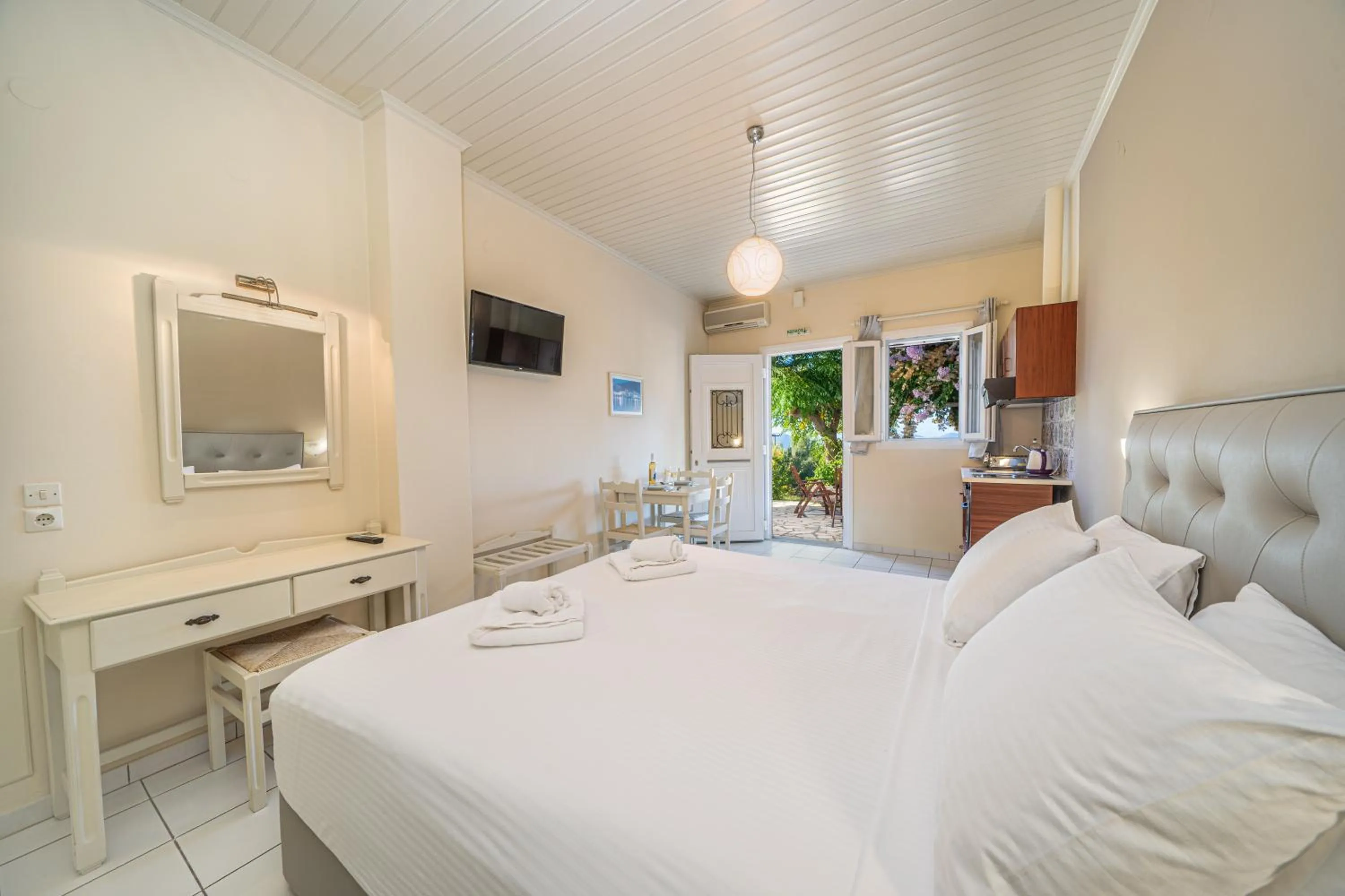 Photo of the whole room, Bed in Panoramic Sunset