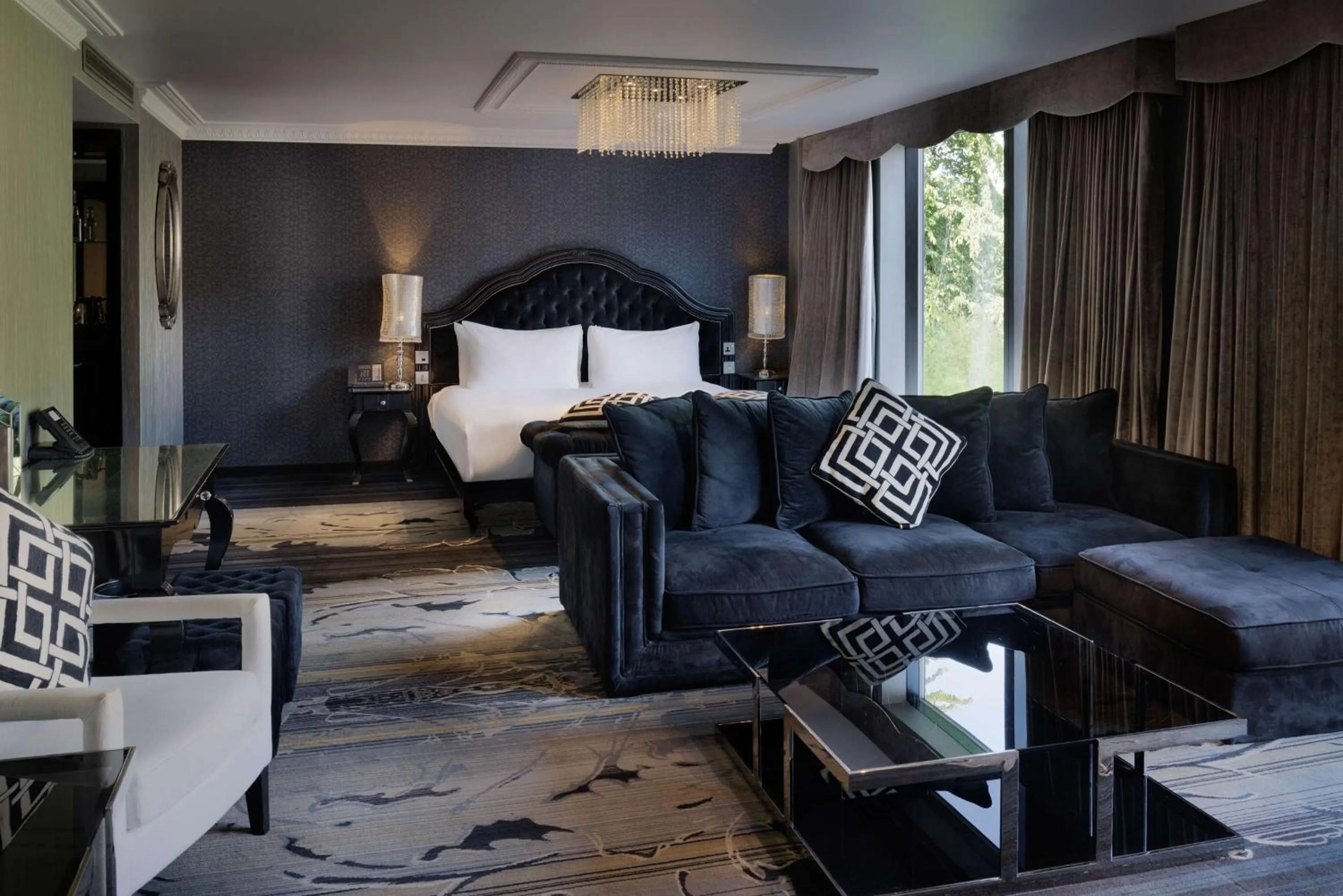 Living room, Bed in Hilton London Syon Park