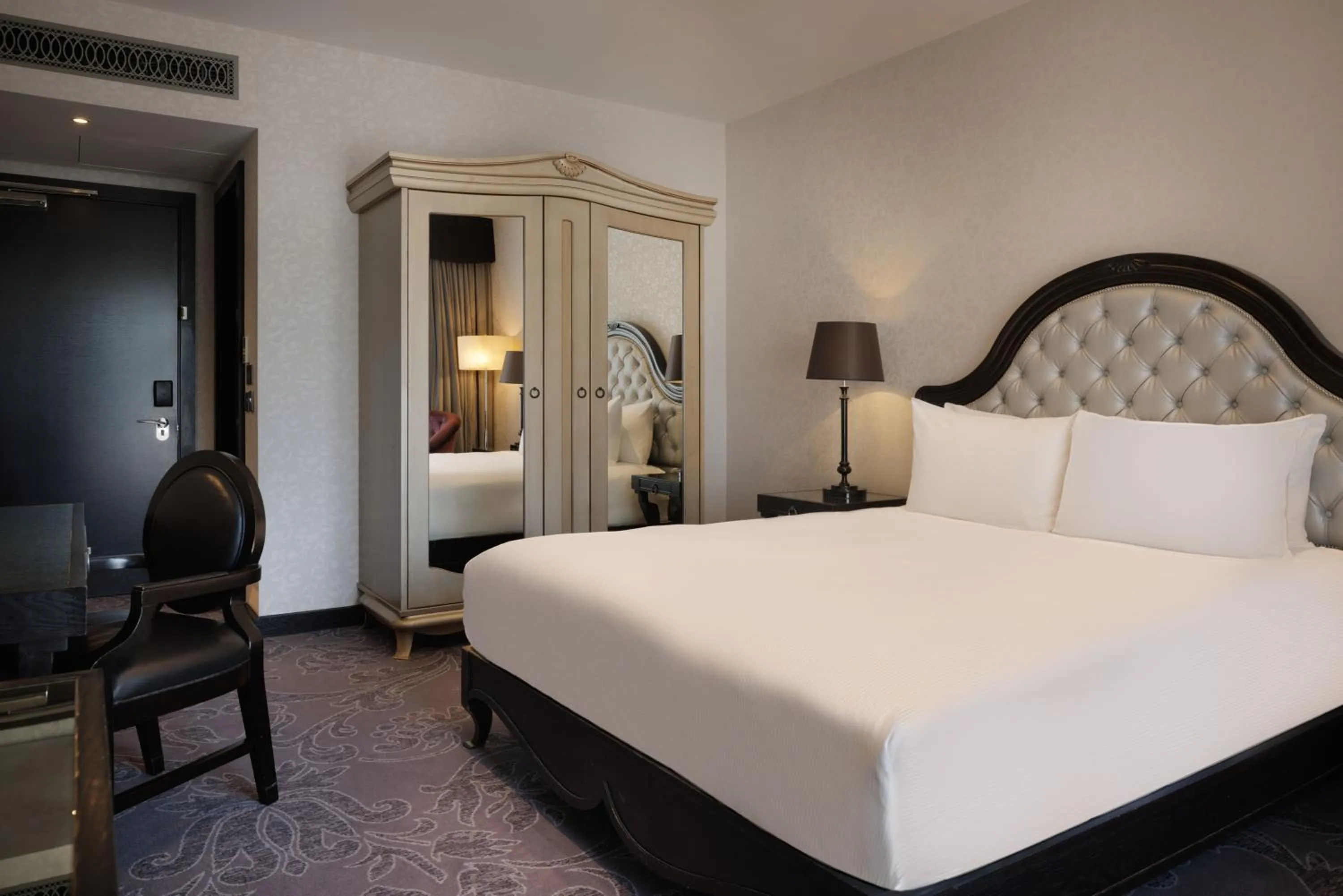 Bedroom, Bed in Hilton London Syon Park