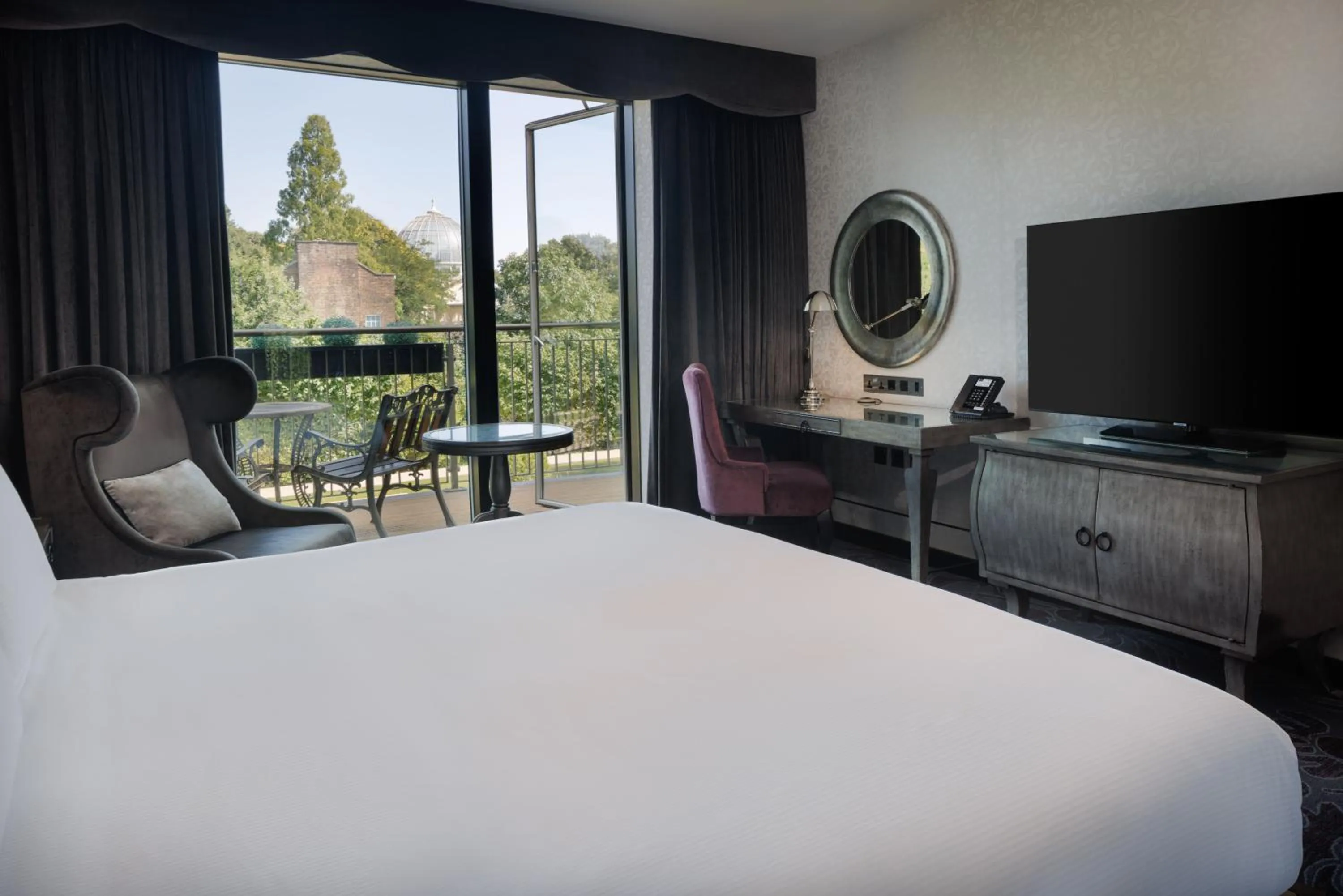 Bedroom, Bed in Hilton London Syon Park