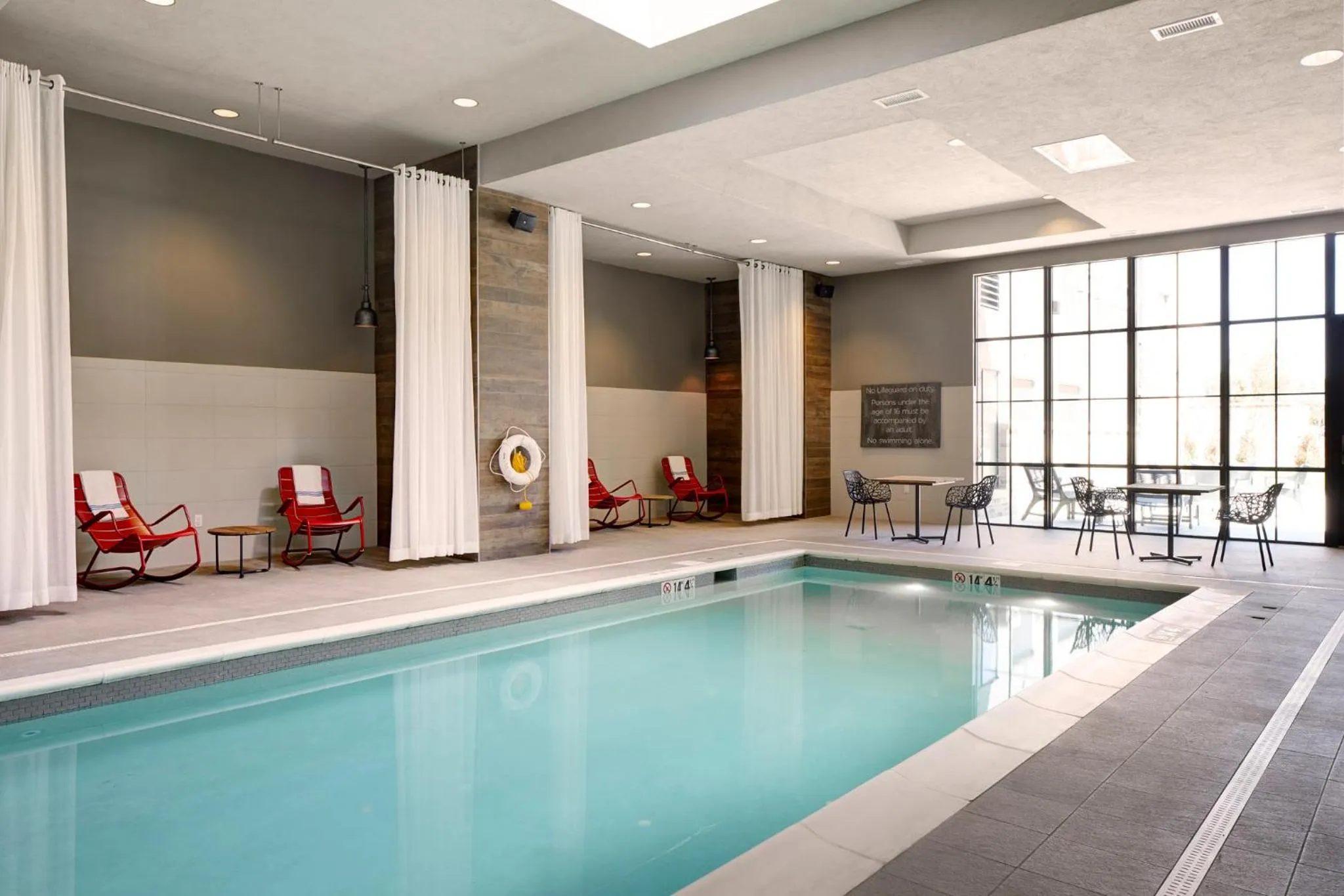 Swimming pool in Archer Hotel Florham Park