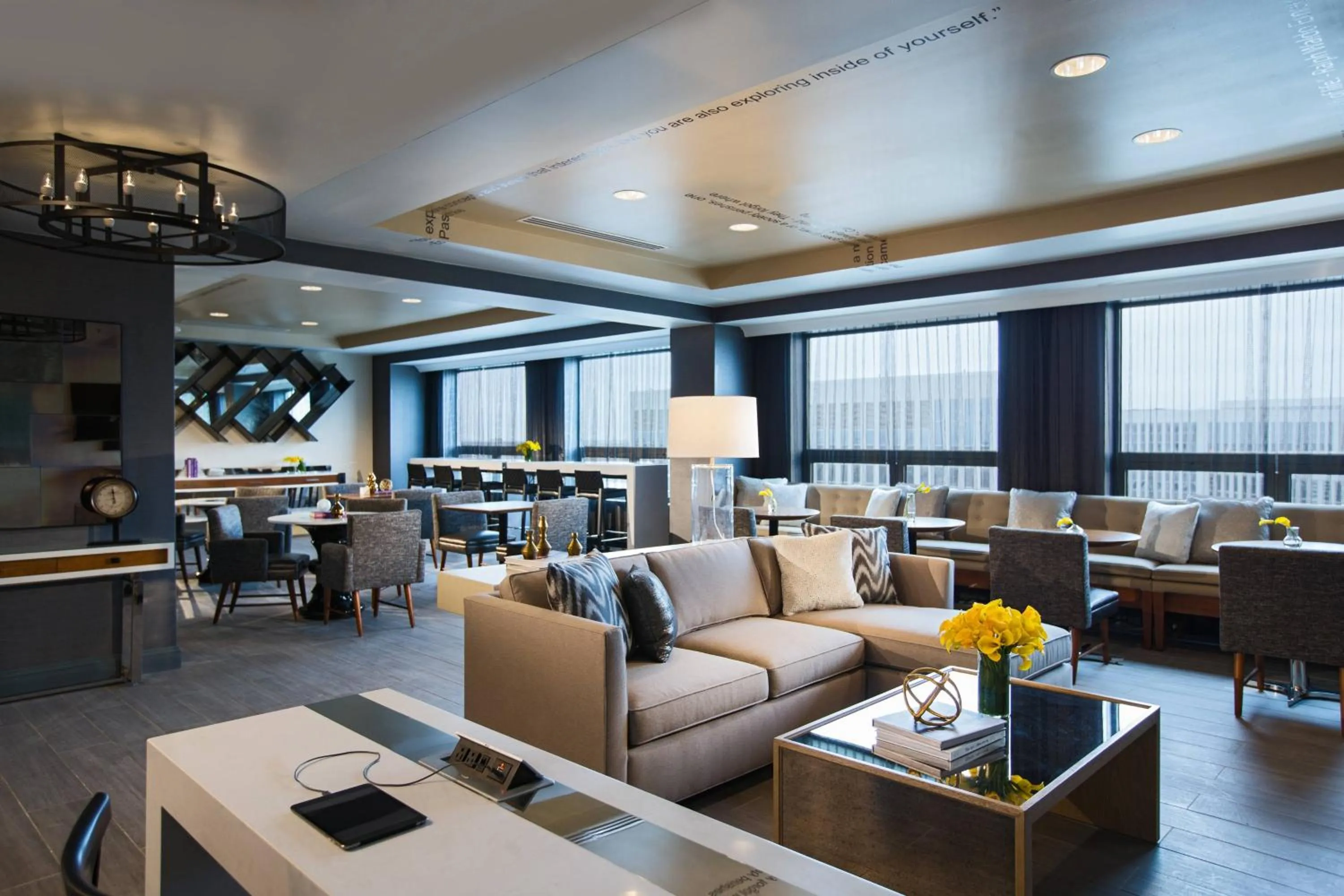 Lounge or bar in Renaissance Chicago O'Hare Suites Hotel