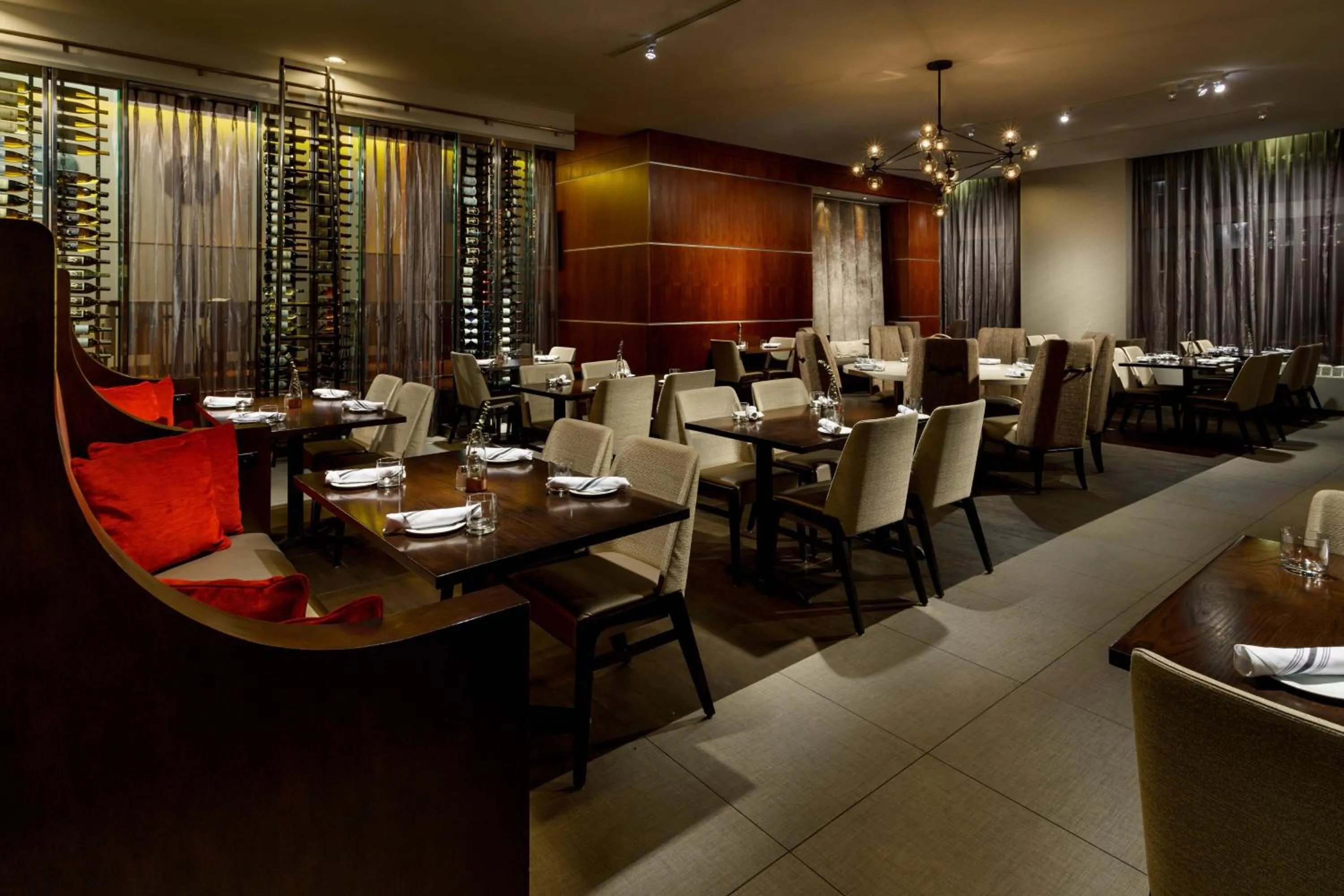 Restaurant/places to eat in Courtyard Chicago Downtown/Magnificent Mile