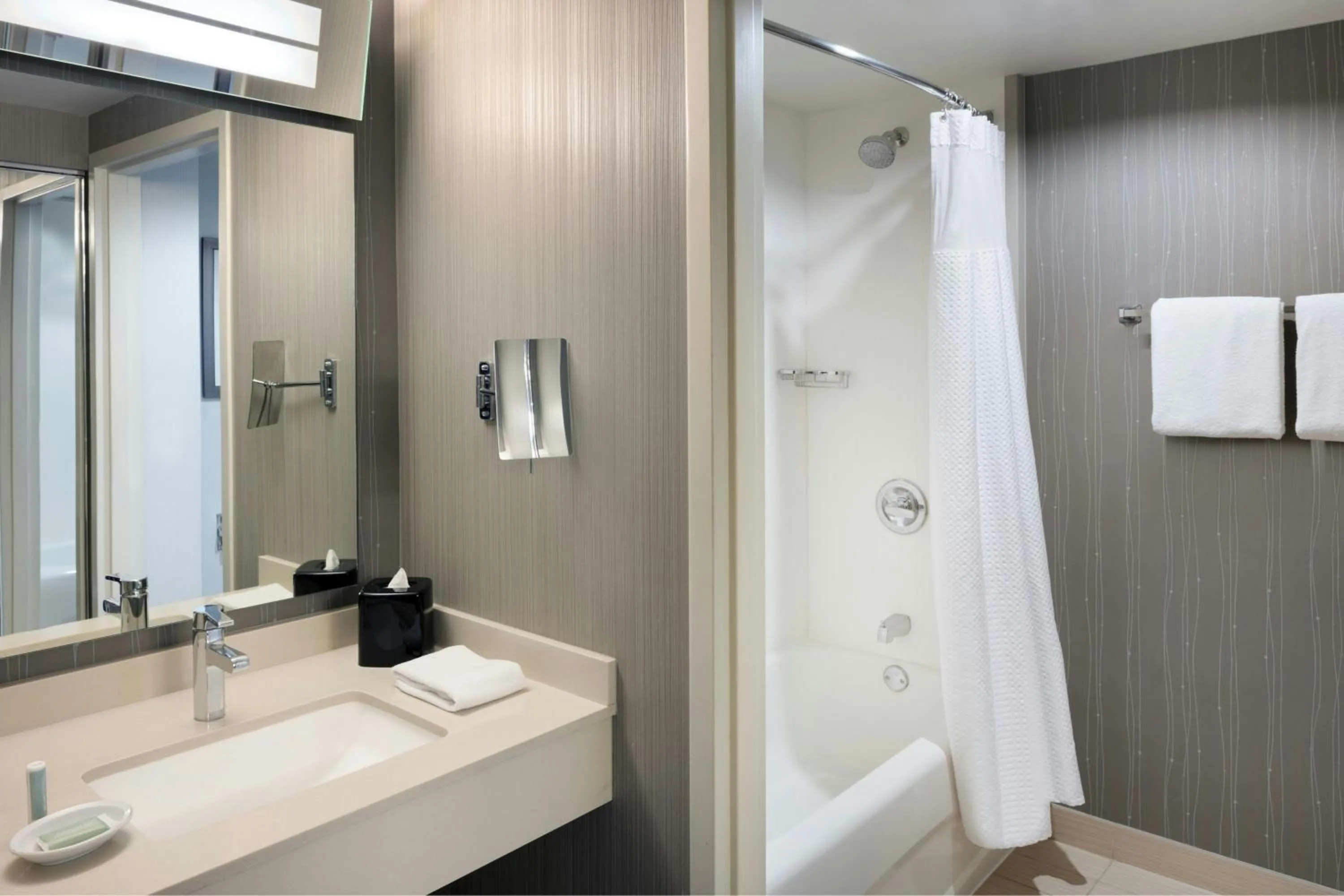 Bathroom in Courtyard Chicago Downtown/Magnificent Mile