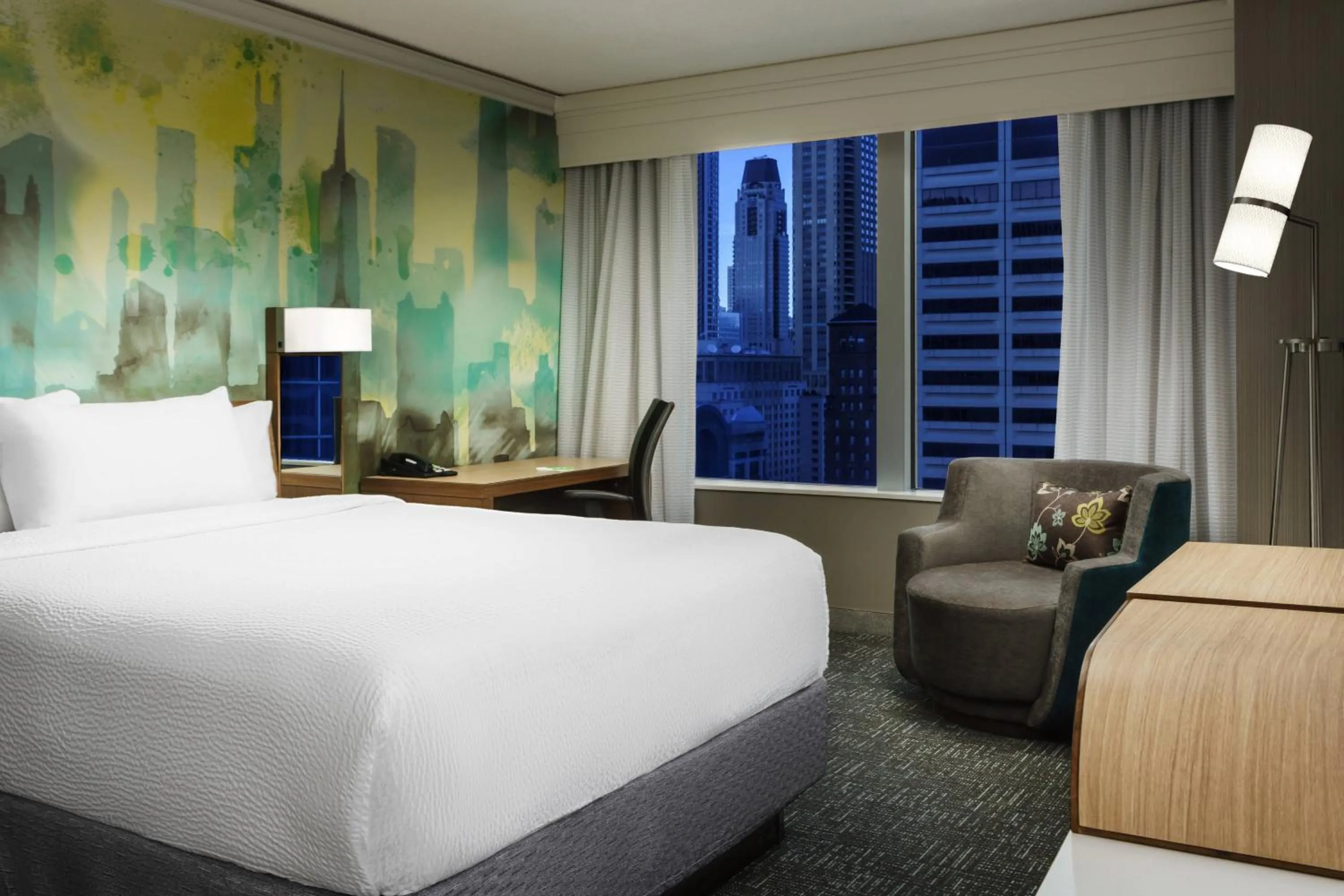 Photo of the whole room, Bed in Courtyard Chicago Downtown/Magnificent Mile