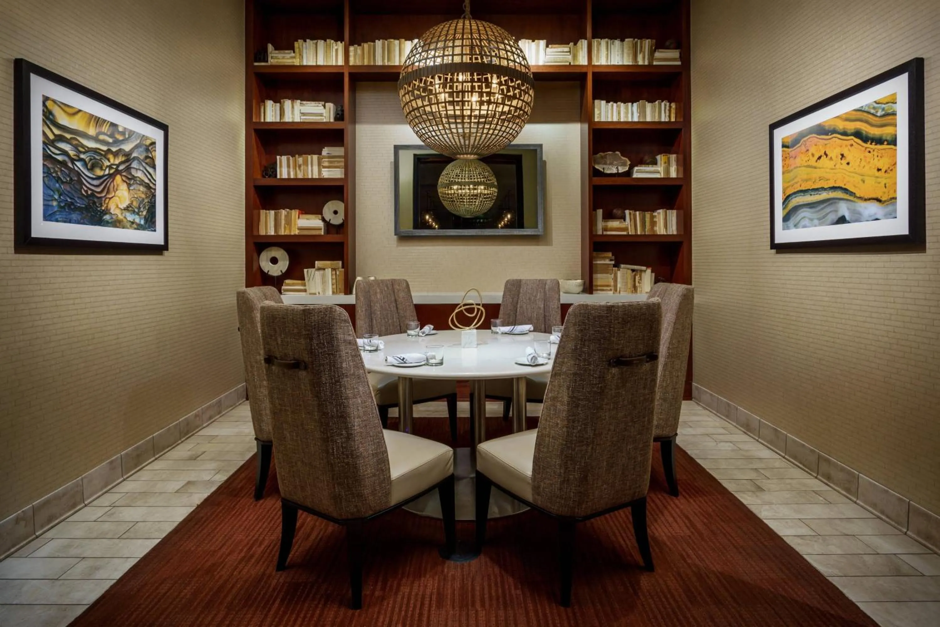 Restaurant/places to eat in Courtyard Chicago Downtown/Magnificent Mile