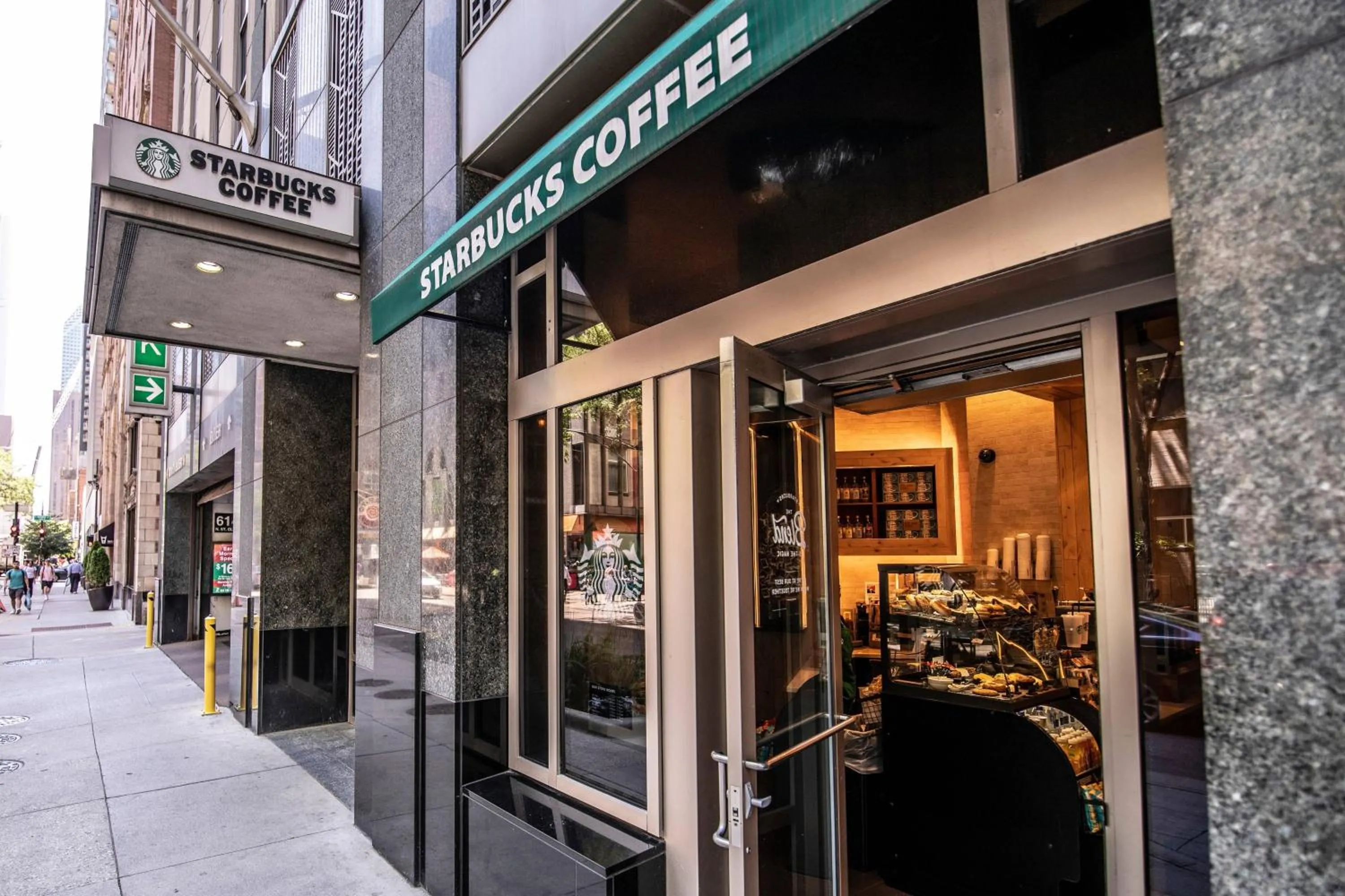 Restaurant/places to eat in Courtyard Chicago Downtown/Magnificent Mile