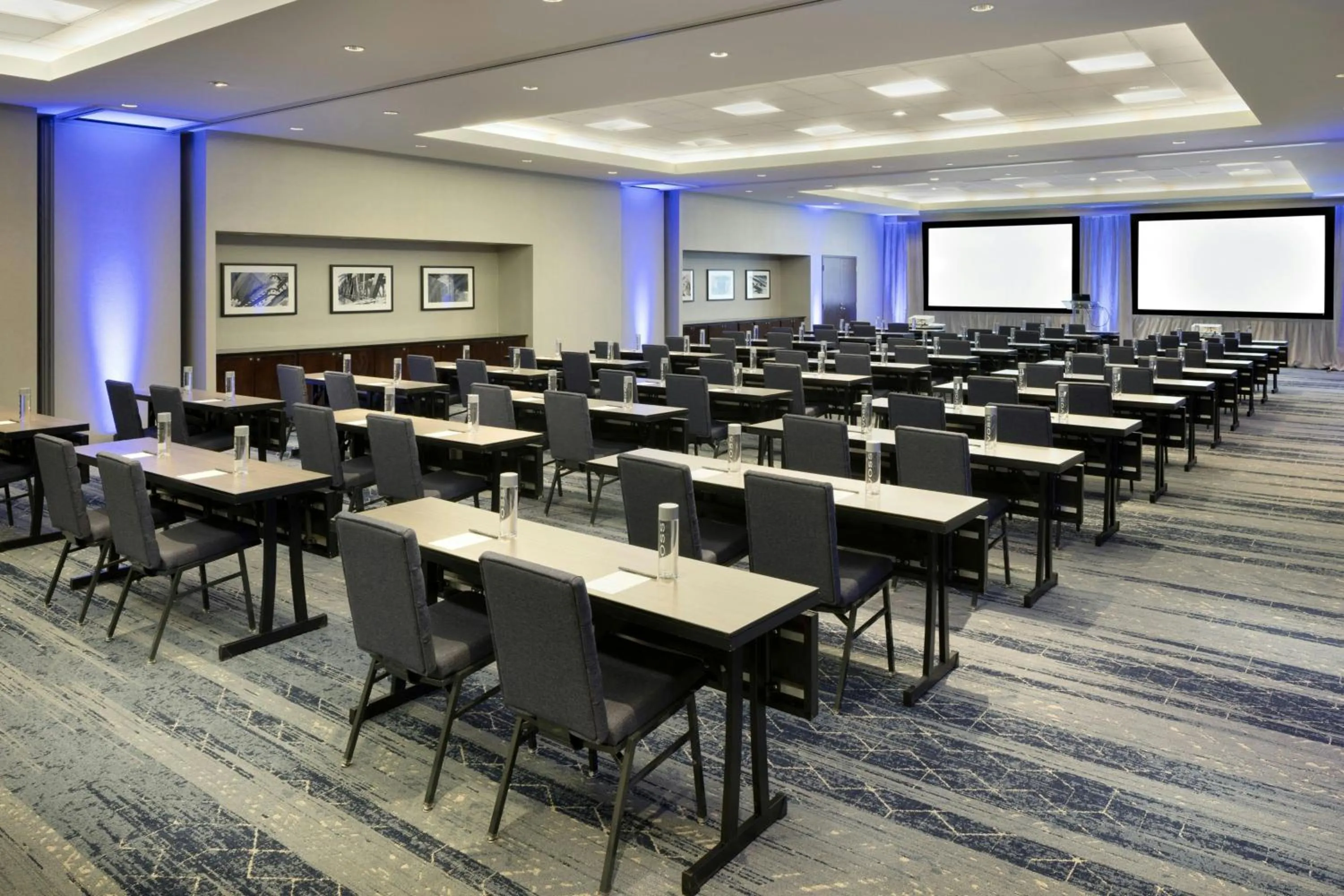 Meeting/conference room in Courtyard Chicago Downtown/Magnificent Mile