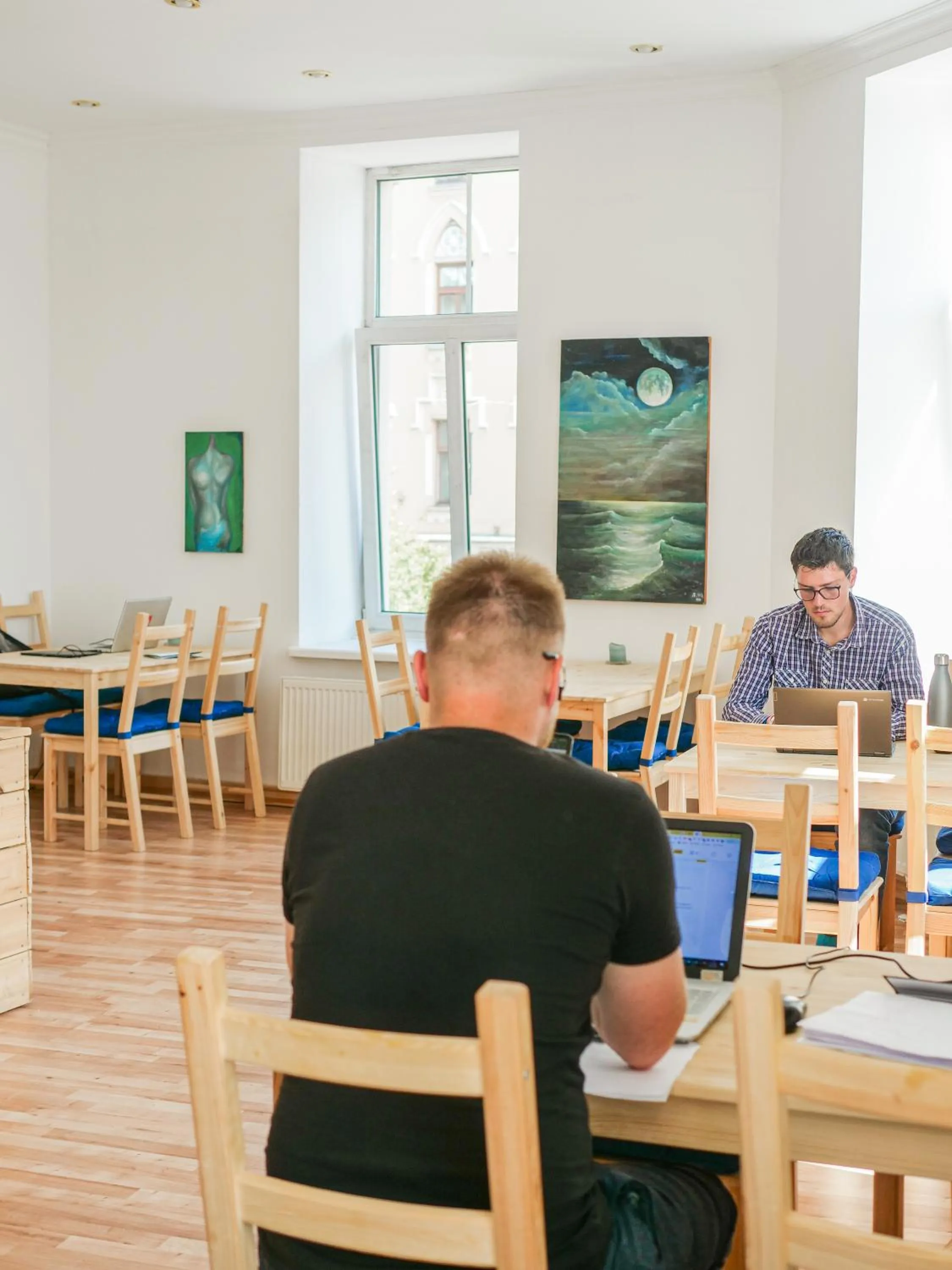 Communal lounge/ TV room in Cinnamon Sally Backpackers Hostel