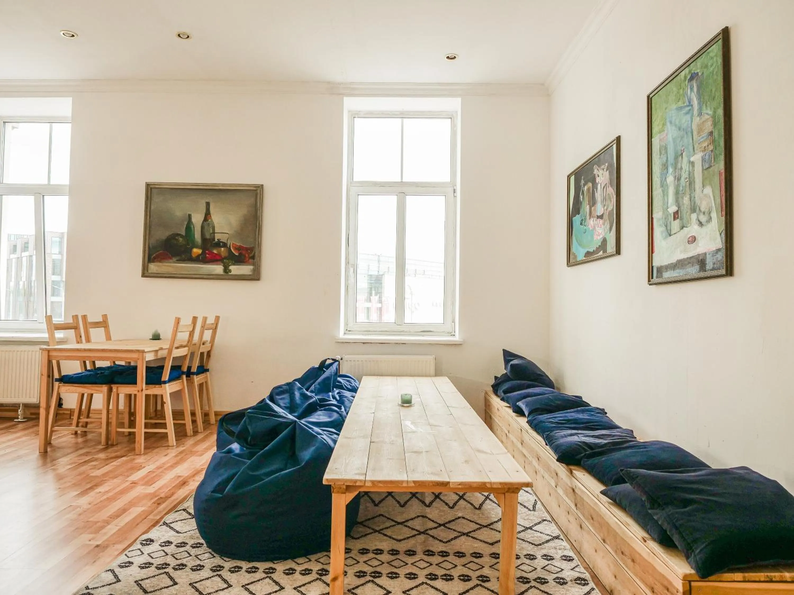 Communal lounge/ TV room in Cinnamon Sally Backpackers Hostel