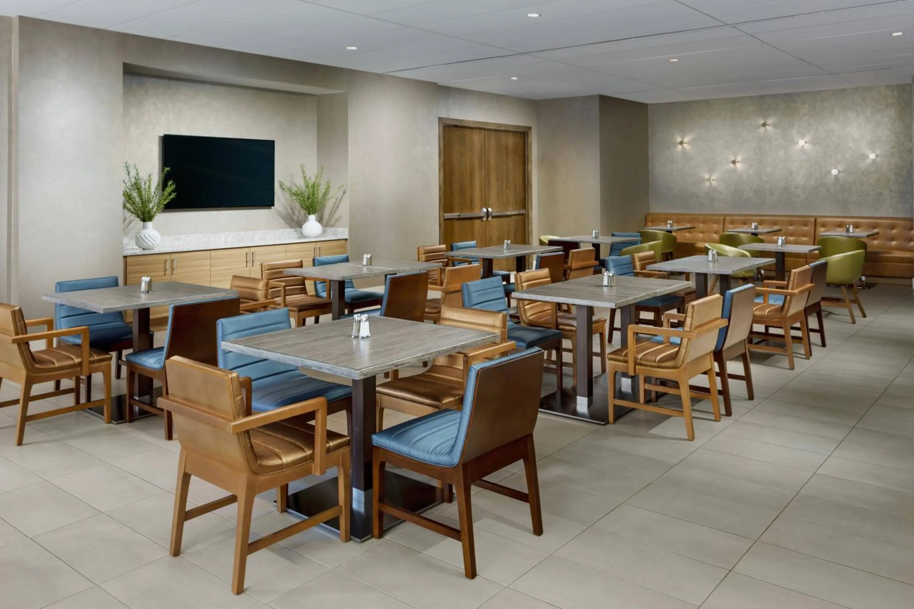 Breakfast in SpringHill Suites Chicago Downtown/River North