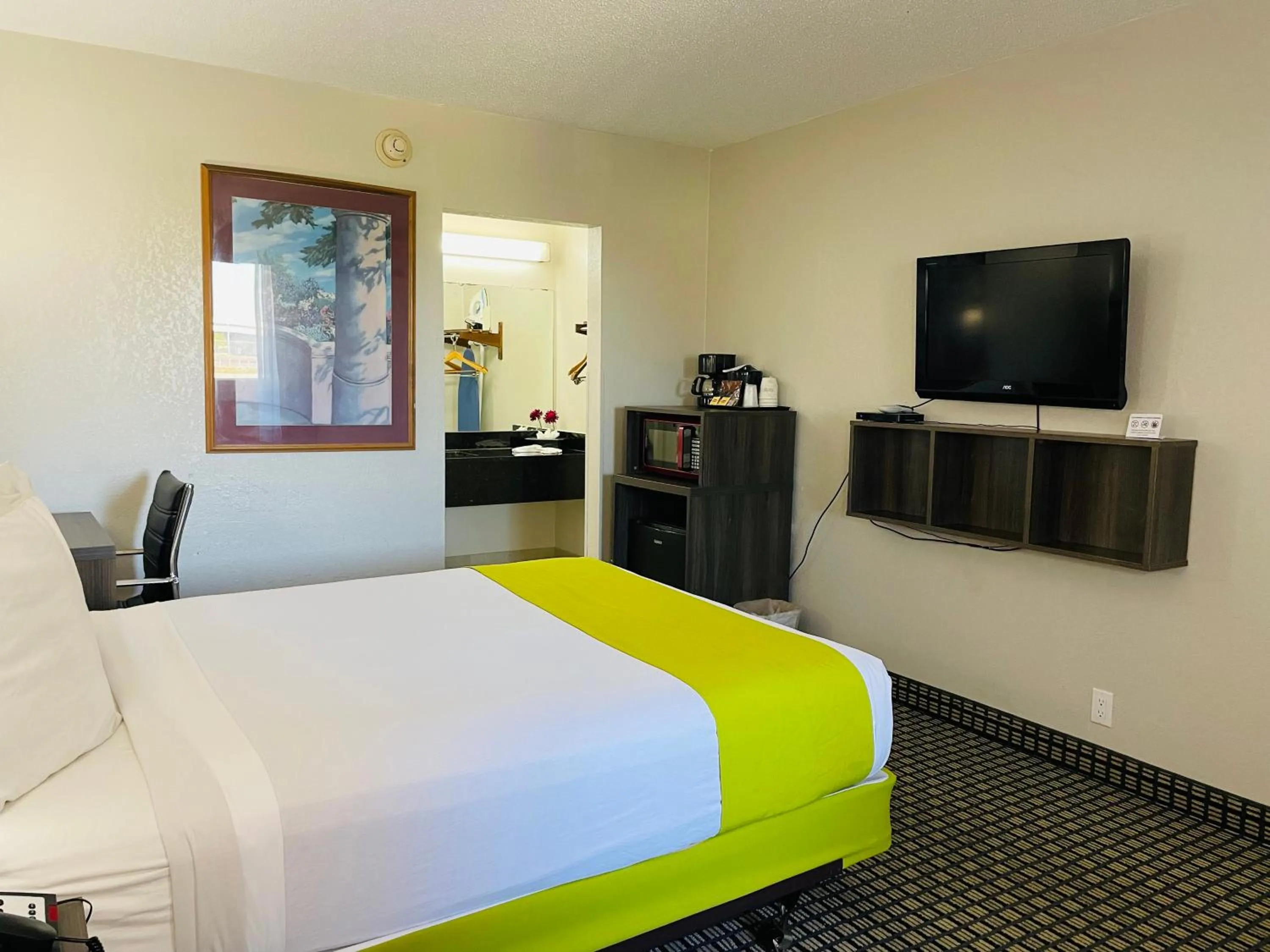 Bed in SureStay by Best Western Irving Grapevine DFW North