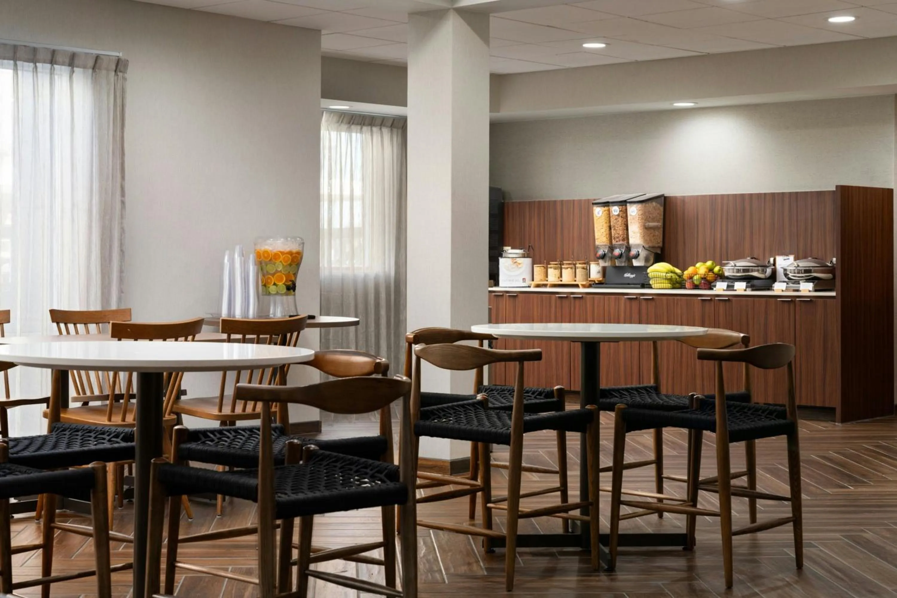 Breakfast in Fairfield Inn & Suites by Marriott Newark Liberty International Airport