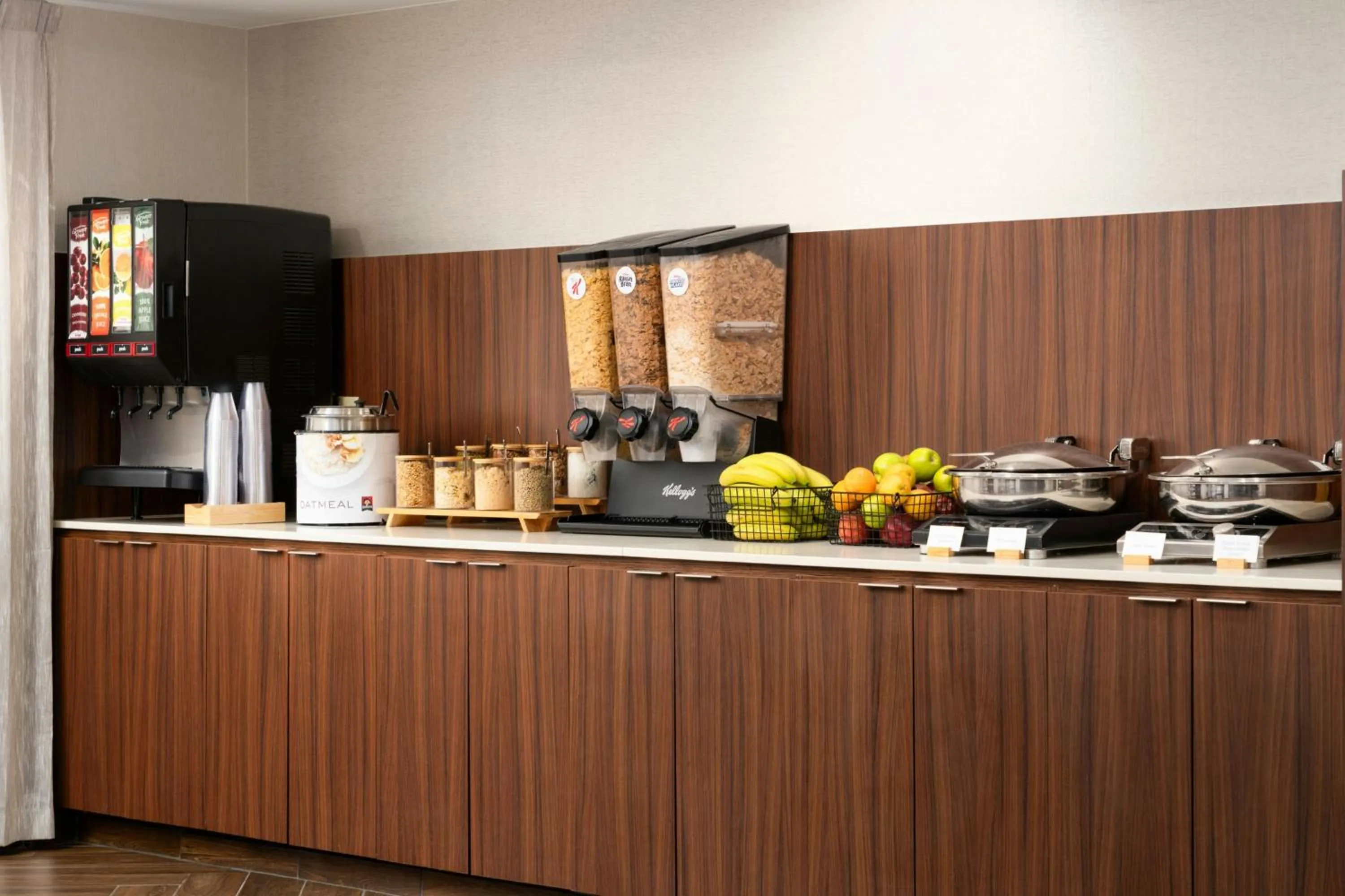 Breakfast in Fairfield Inn & Suites by Marriott Newark Liberty International Airport
