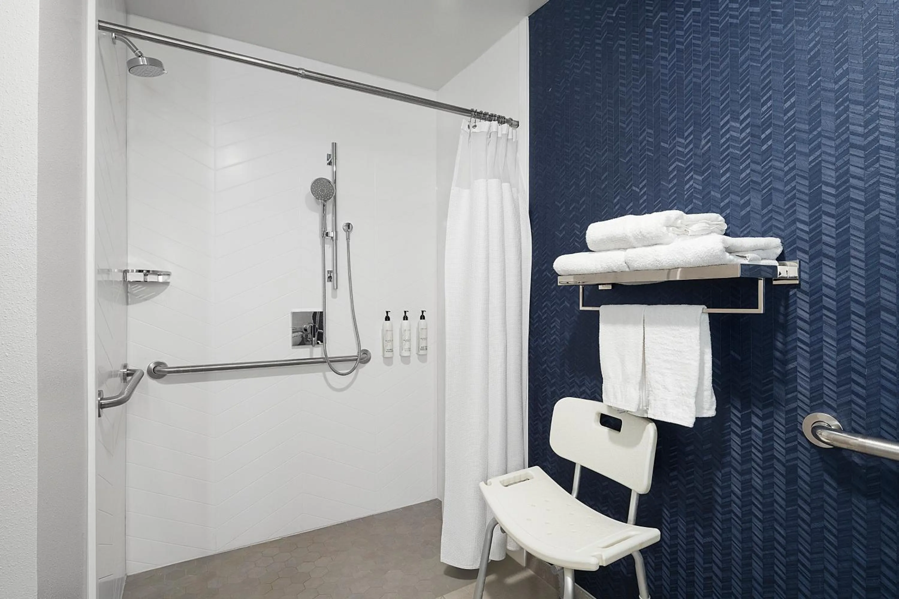 Bathroom in Fairfield Inn & Suites by Marriott Newark Liberty International Airport