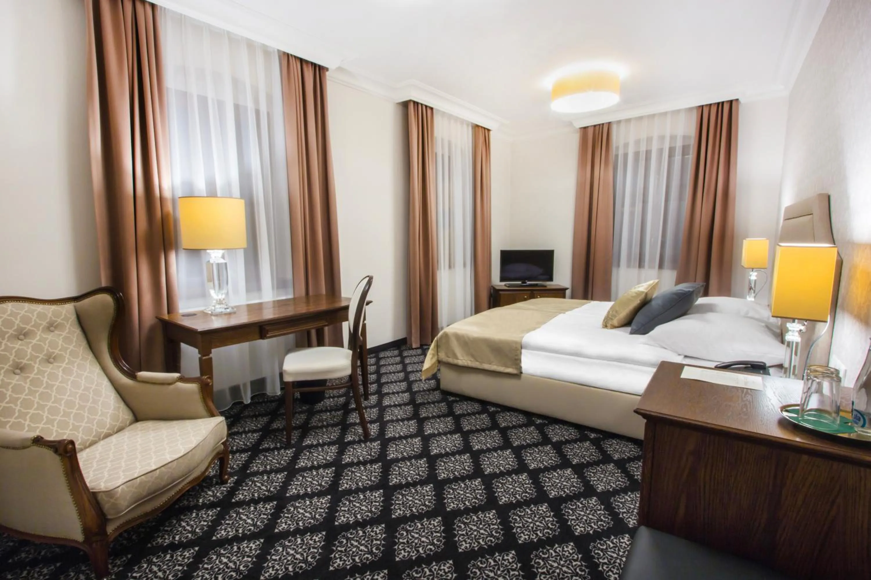 Photo of the whole room, Bed in HG Hotel