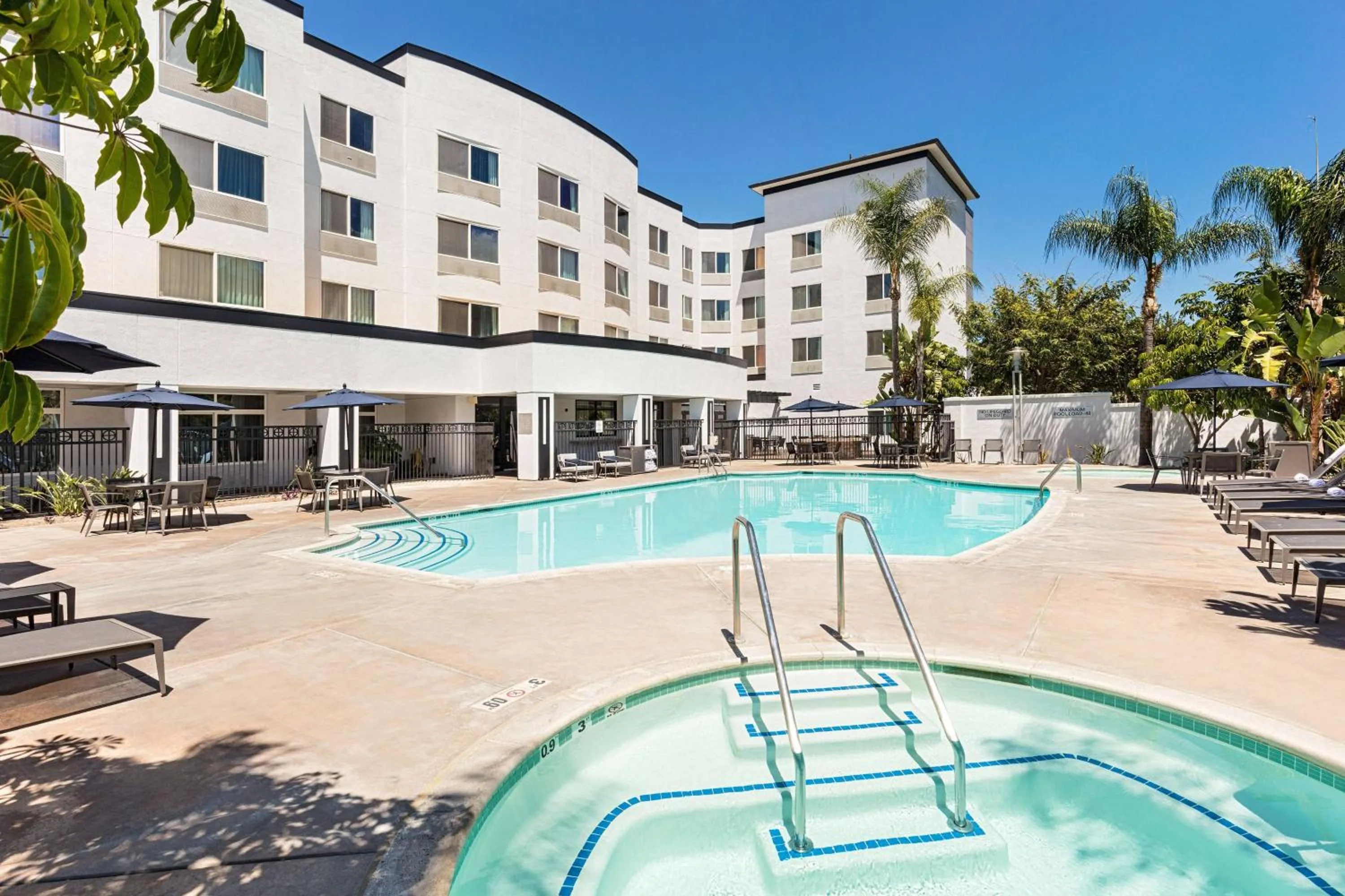 Swimming pool in Courtyard by Marriott Anaheim Resort/Convention Center
