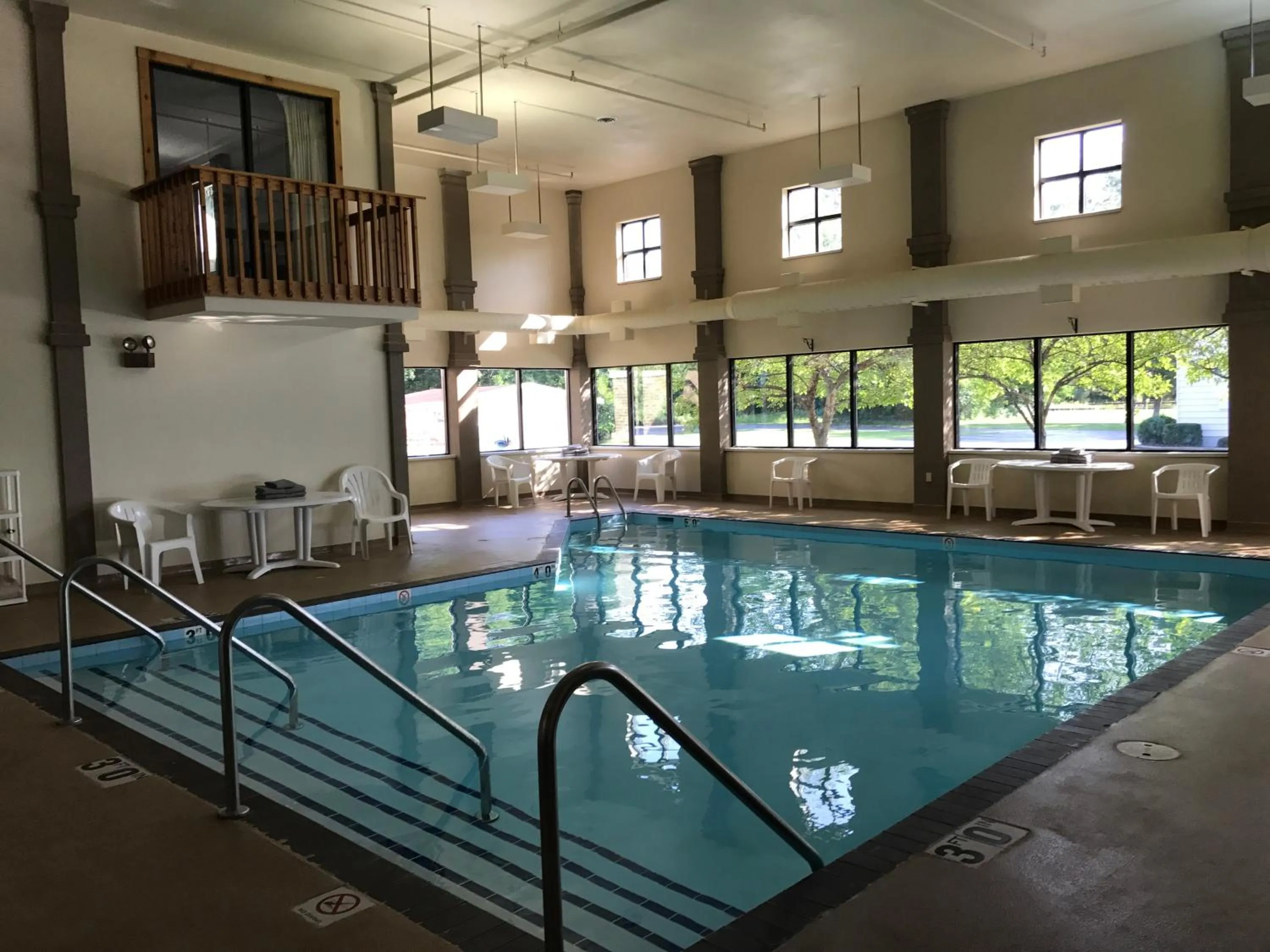 Swimming pool in Econo Lodge Inn & Suites Oconto