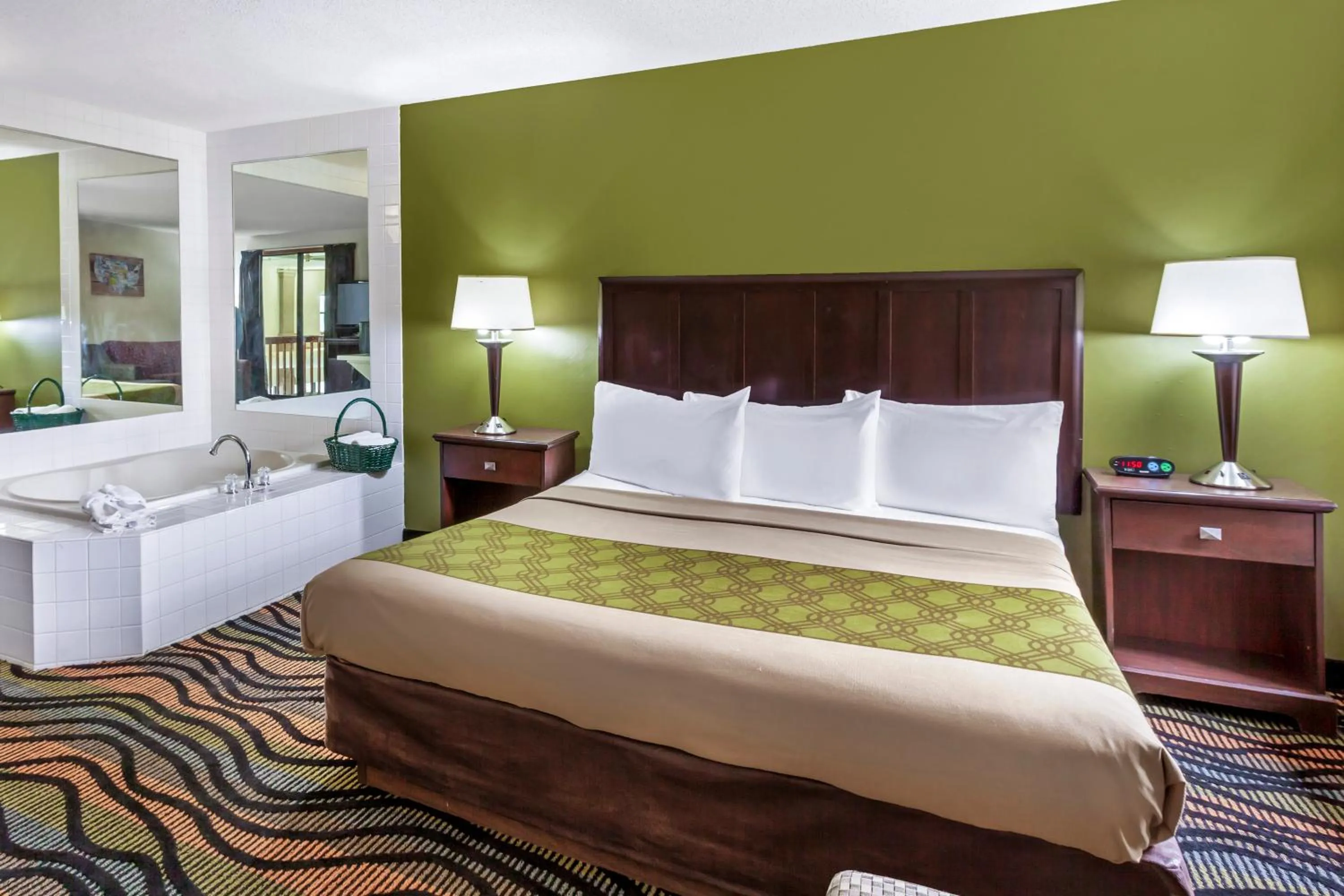 Bed in Econo Lodge Inn & Suites Oconto