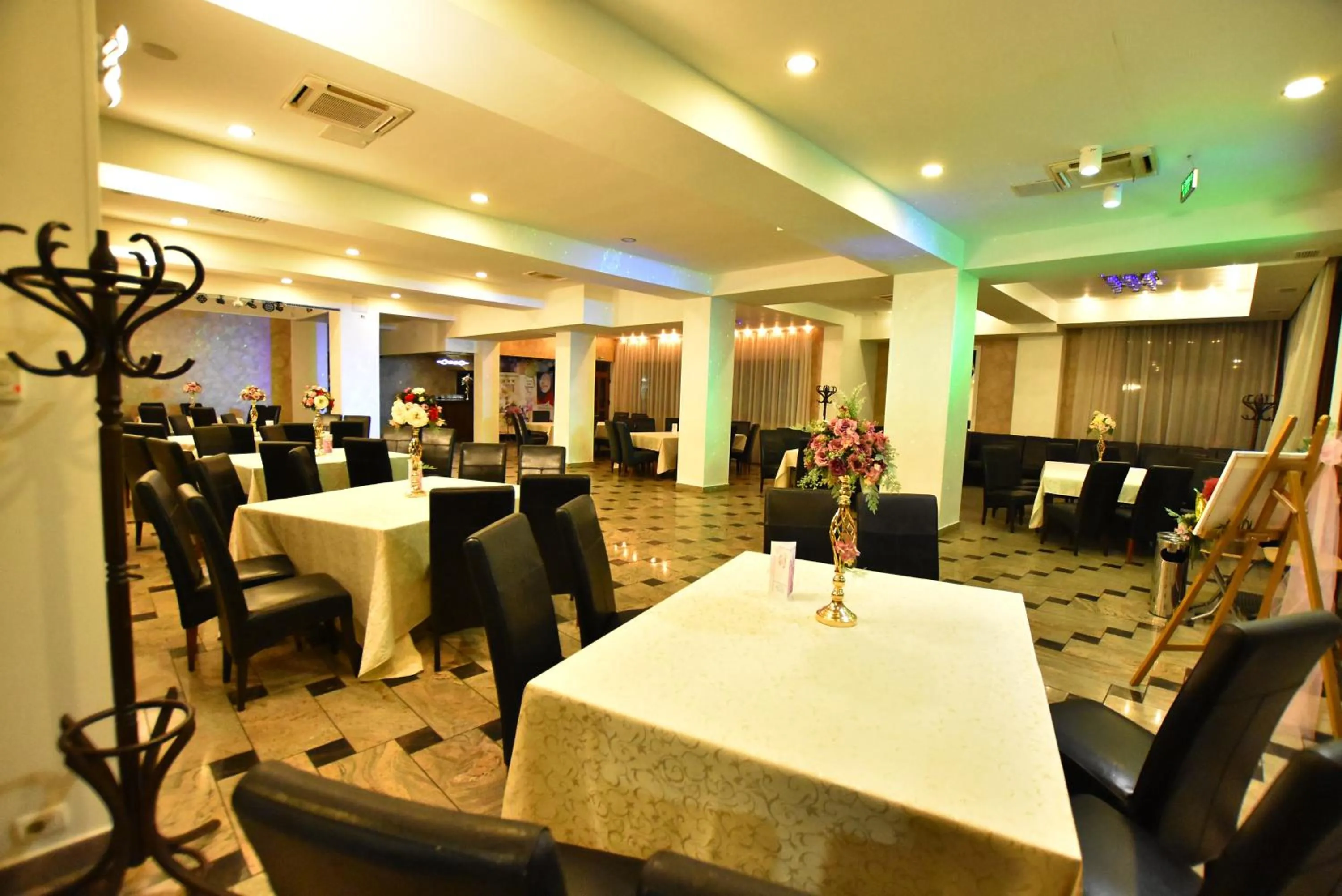 Restaurant/places to eat in Hotel Euphoria